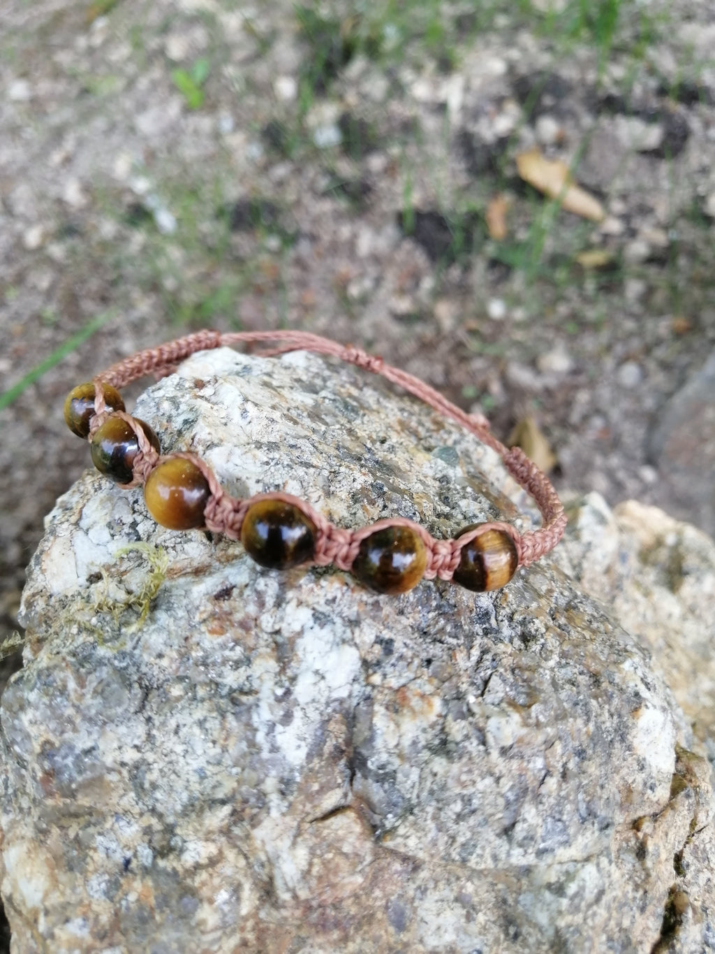 bracelet tissé à la man en micro macramé avec 6 pierres en oeil de tigre