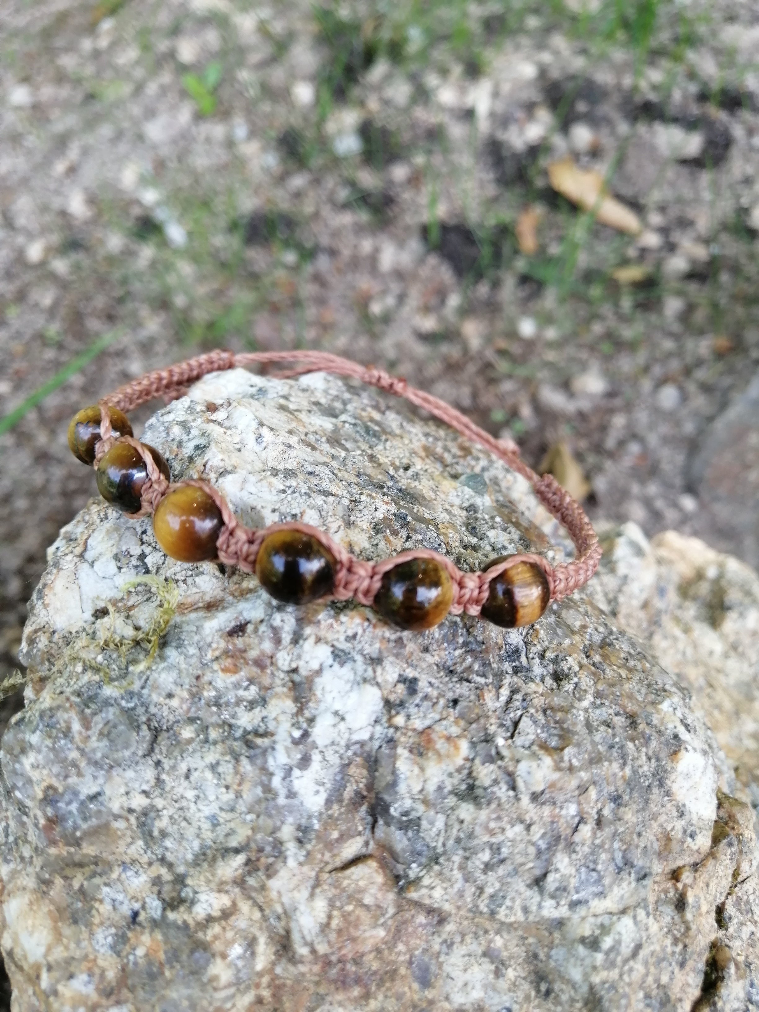 bracelet tissé à la man en micro macramé avec 6 pierres en oeil de tigre