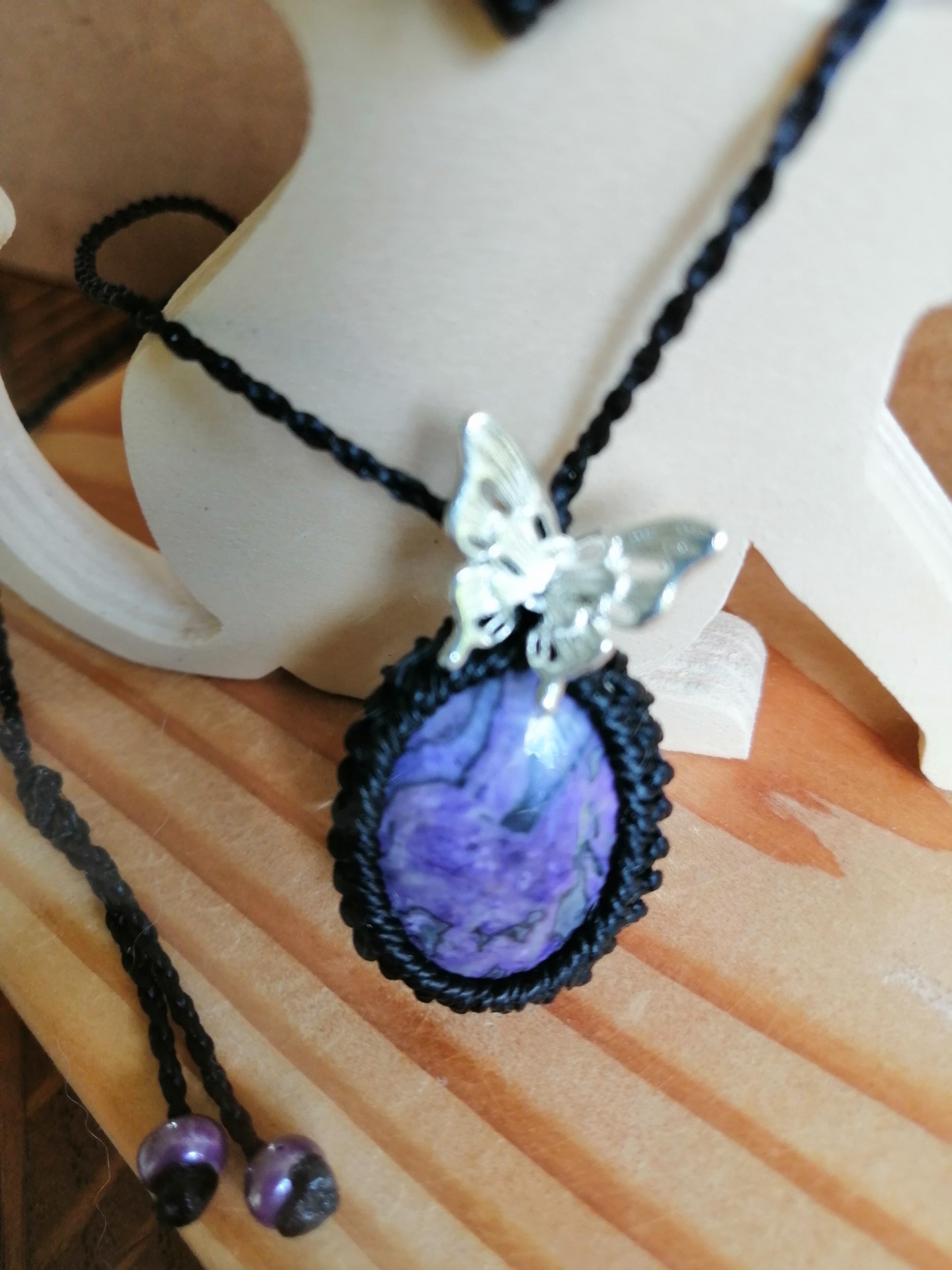 collier tissé à la main en micro macramé noir avec un cabochon en agathe violet et un papillon