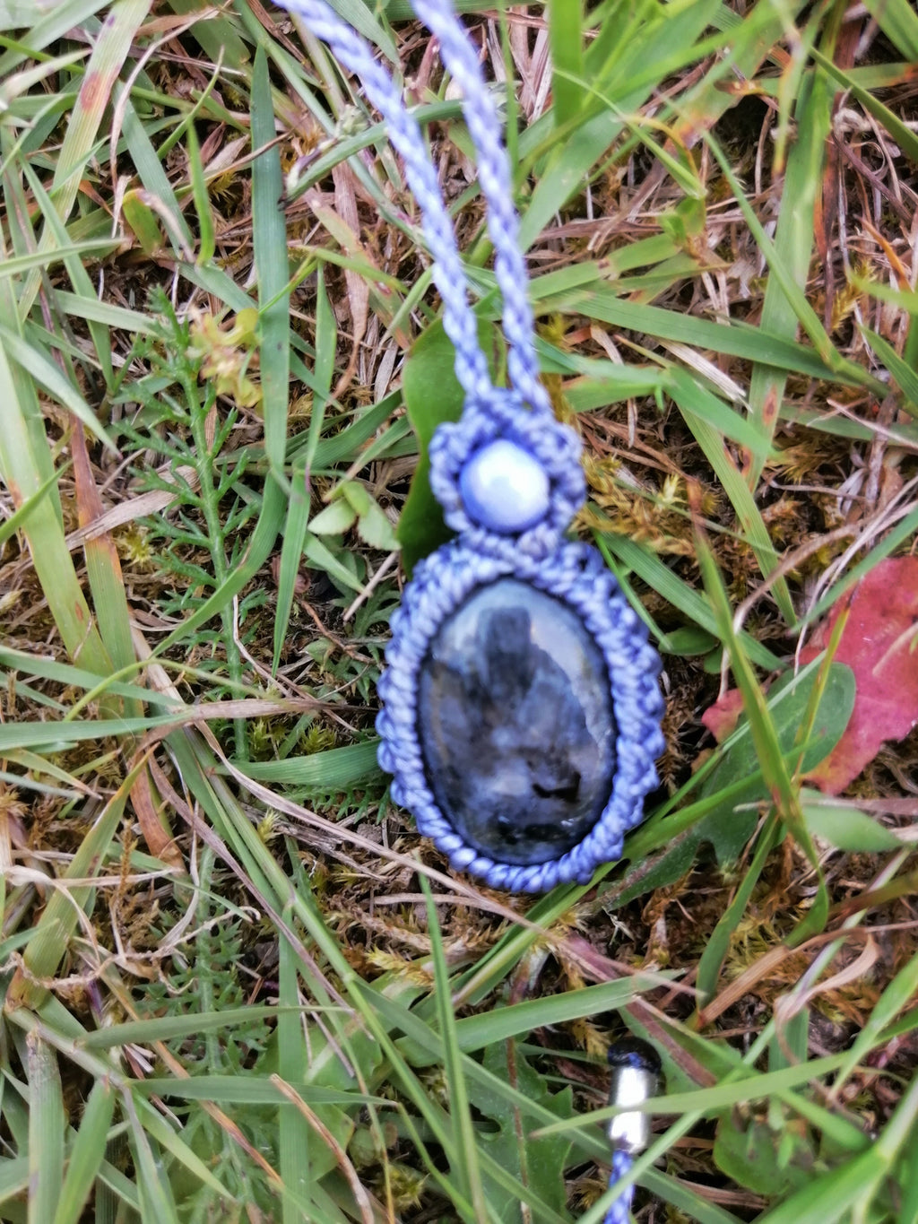 collier tissé à la main en micro macramé avec un cabochon en labradorite noir