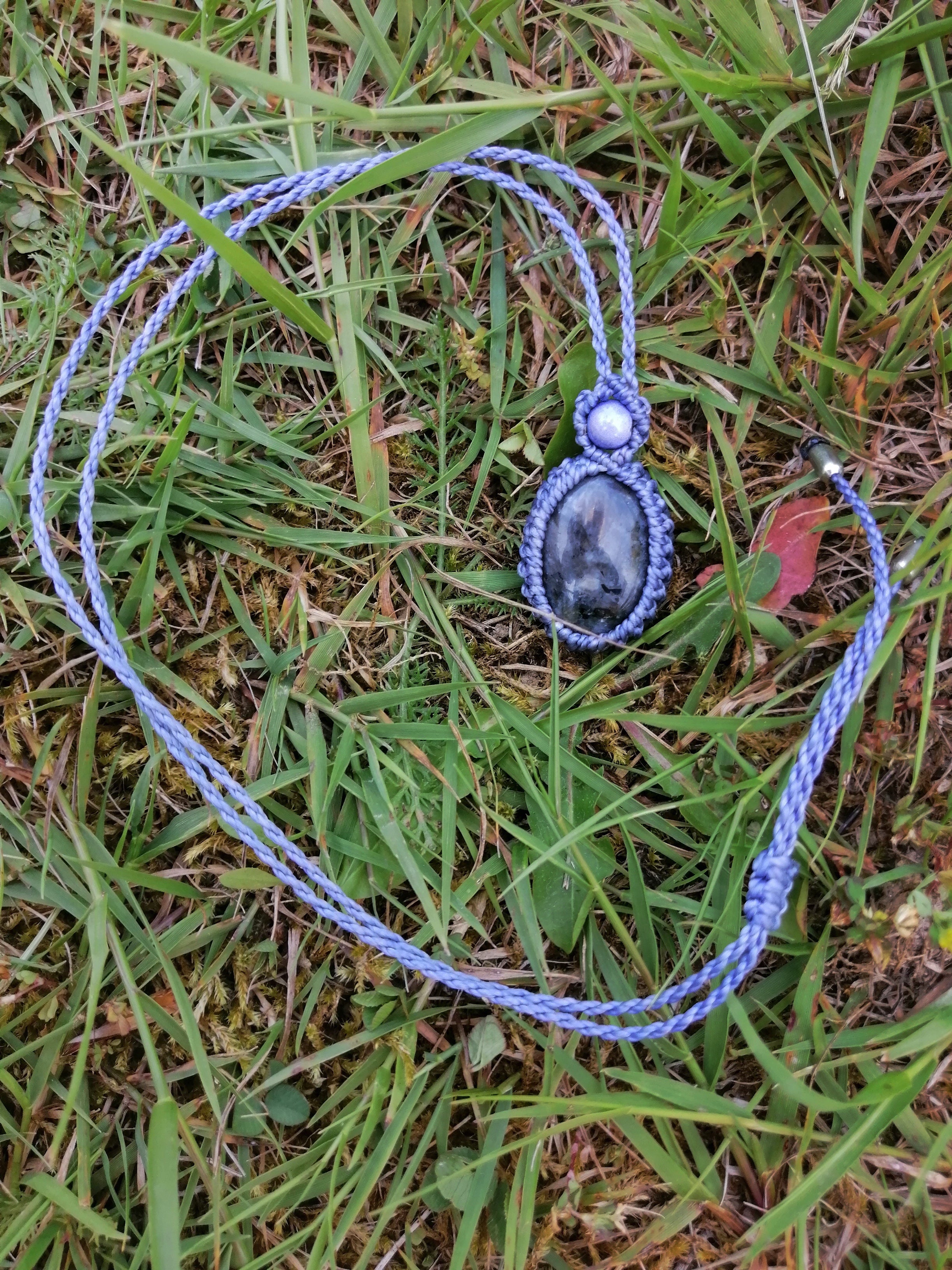 collier tissé à la main en micro macramé avec un cabochon en labradorite noir