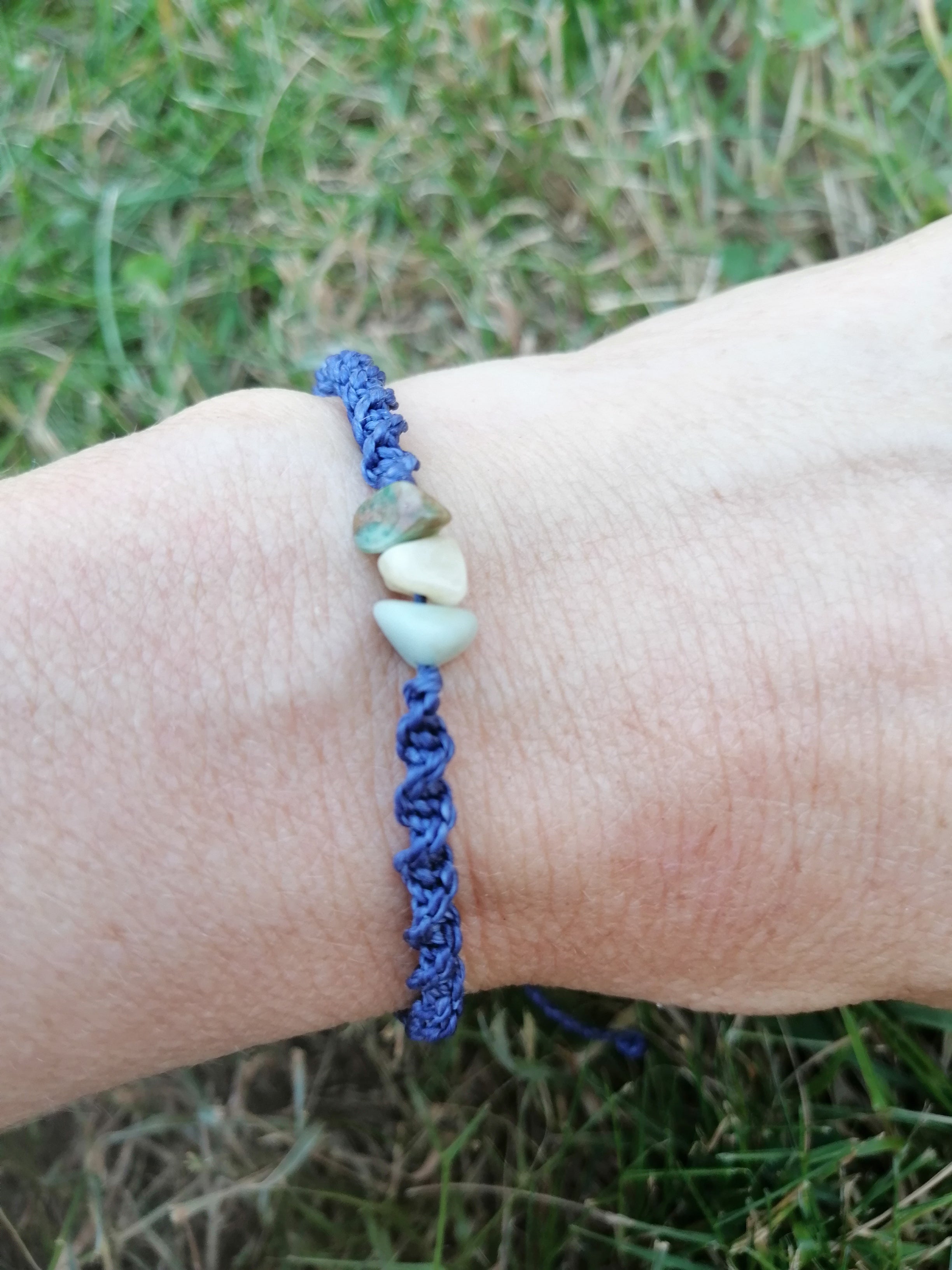 bracelet tissé à la main en micro macramé avec des chips d'amazonite