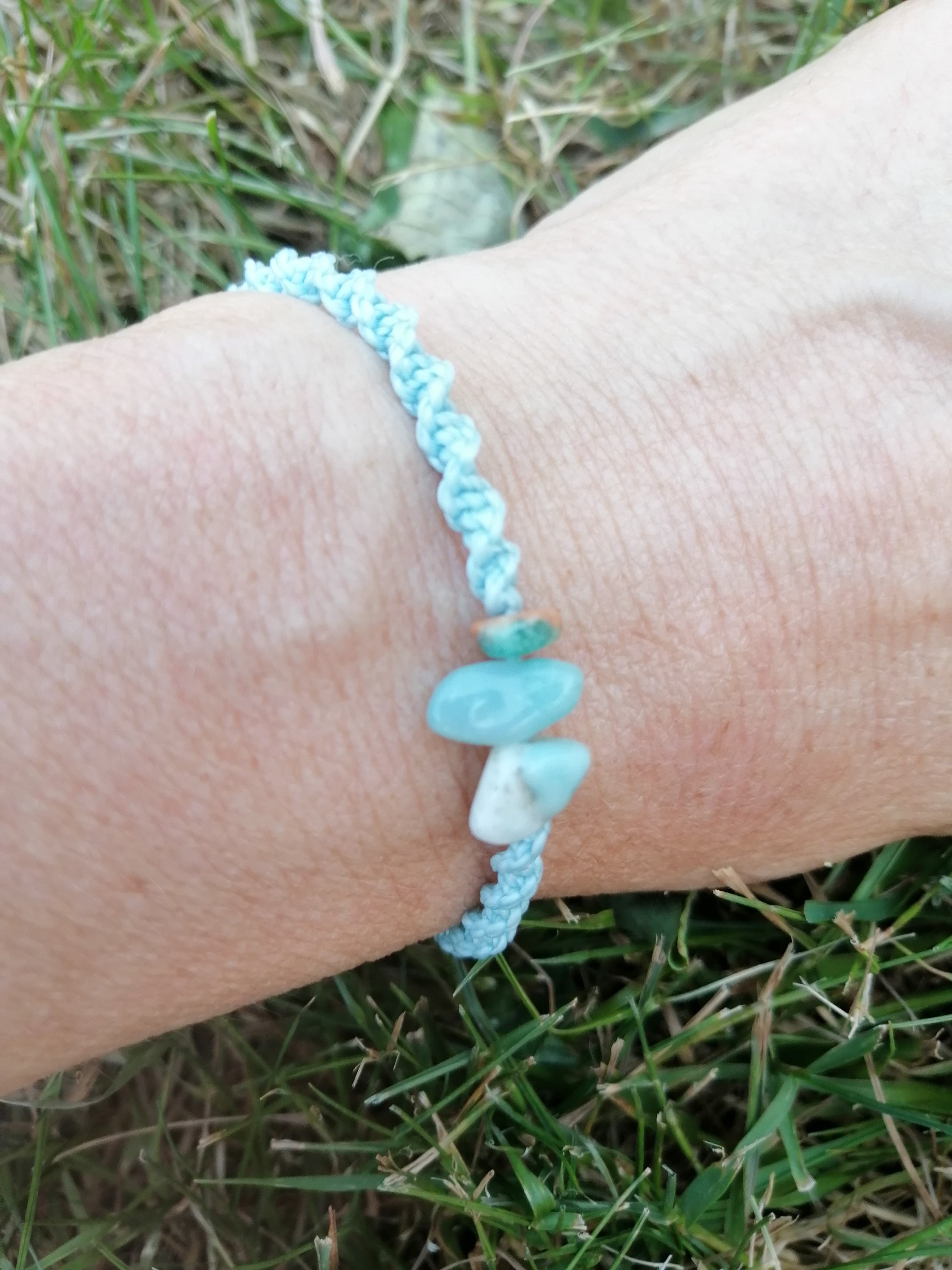 bracelet tissé à la main en micro macramé avec des chips en amazonite