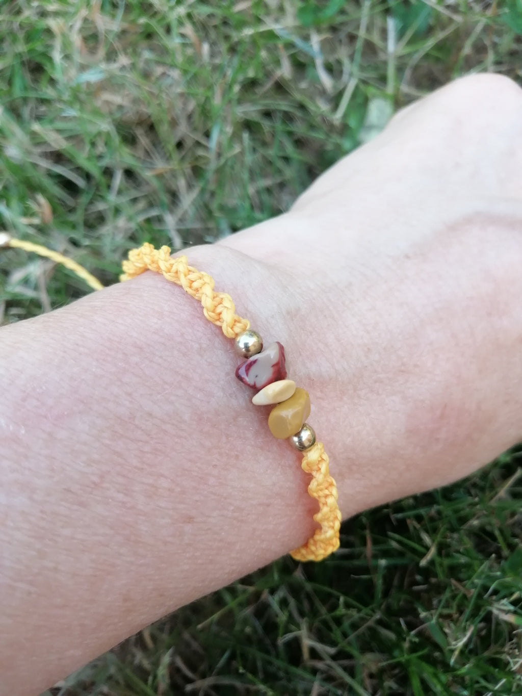 bracelet tissé à la main en micro macramé avec des chips en mokaite
