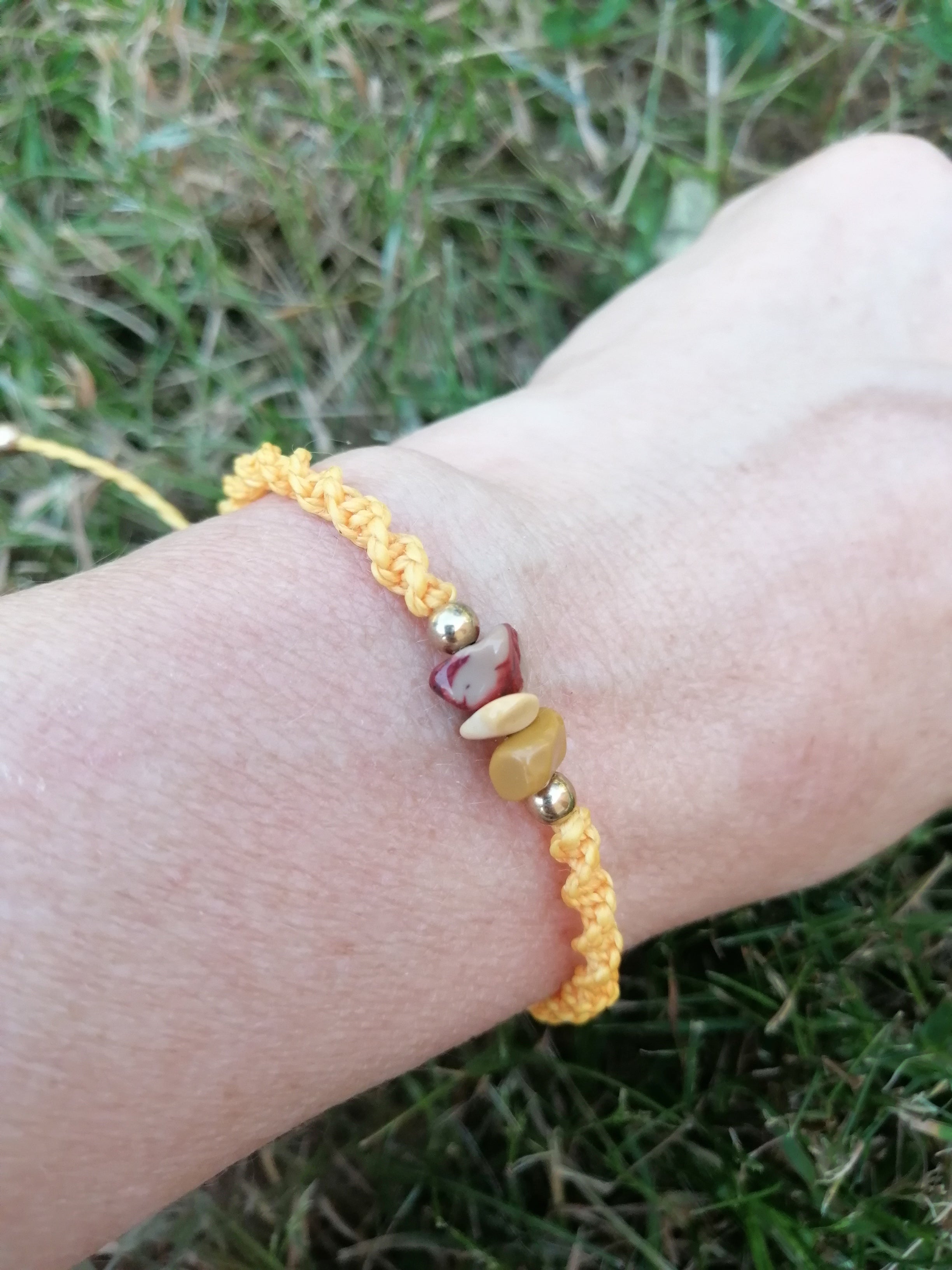 bracelet tissé à la main en micro macramé avec des chips en mokaite