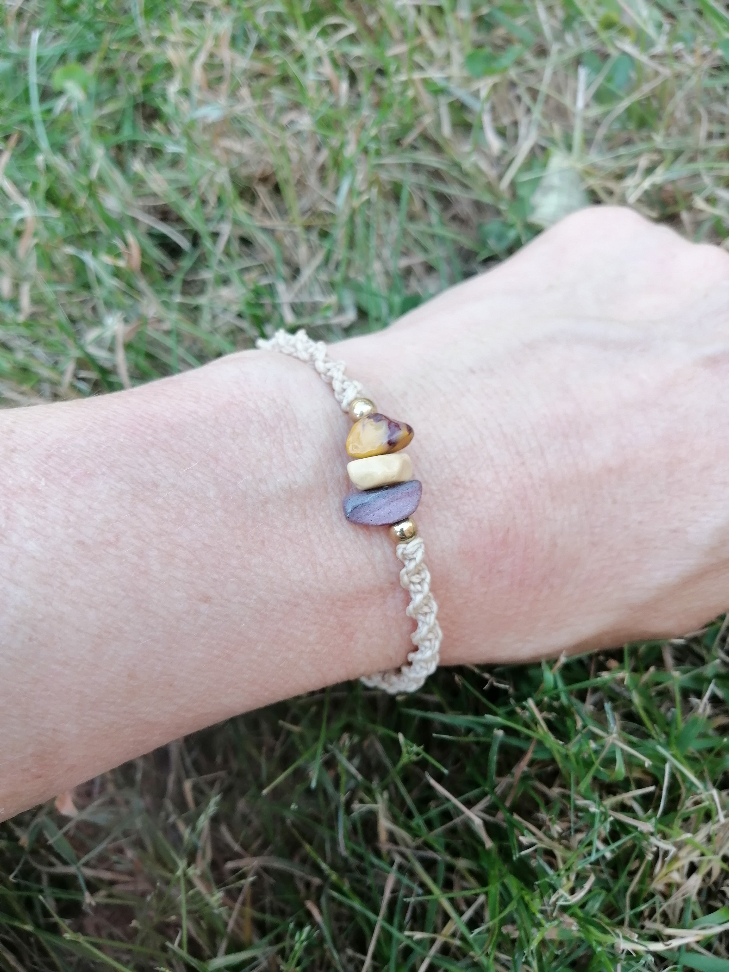 bracelet fait main en miro macramé avec chips de mokaite