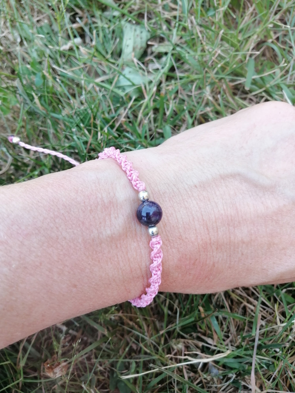bracelet tissé à la main en micro macramé avec une perle en améthyste
