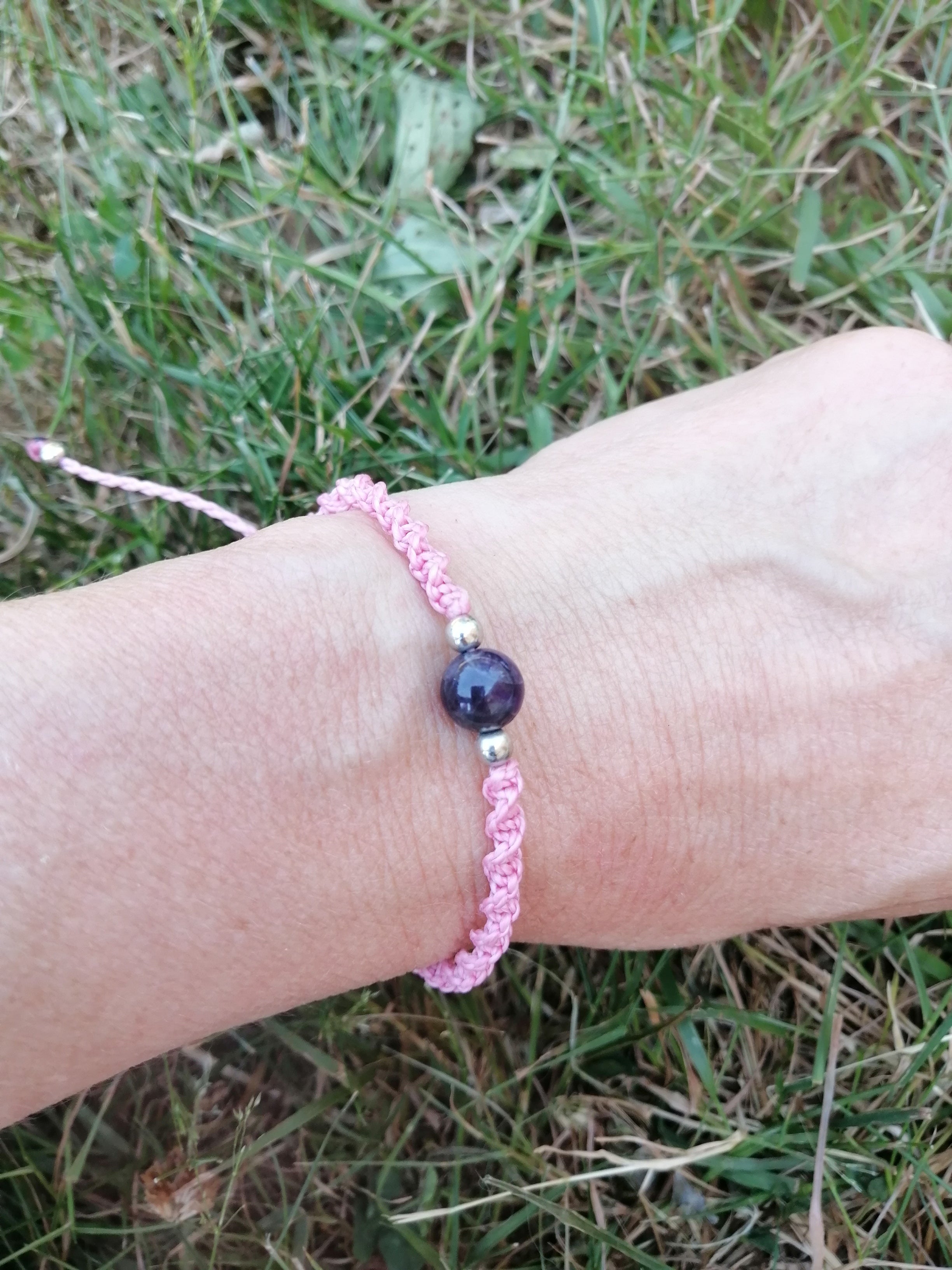 bracelet tissé à la main en micro macramé avec une perle en améthyste