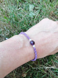 bracelet tissé à la main en micro macramé de couleur mauve avec une perle d'améthyste de 8mm