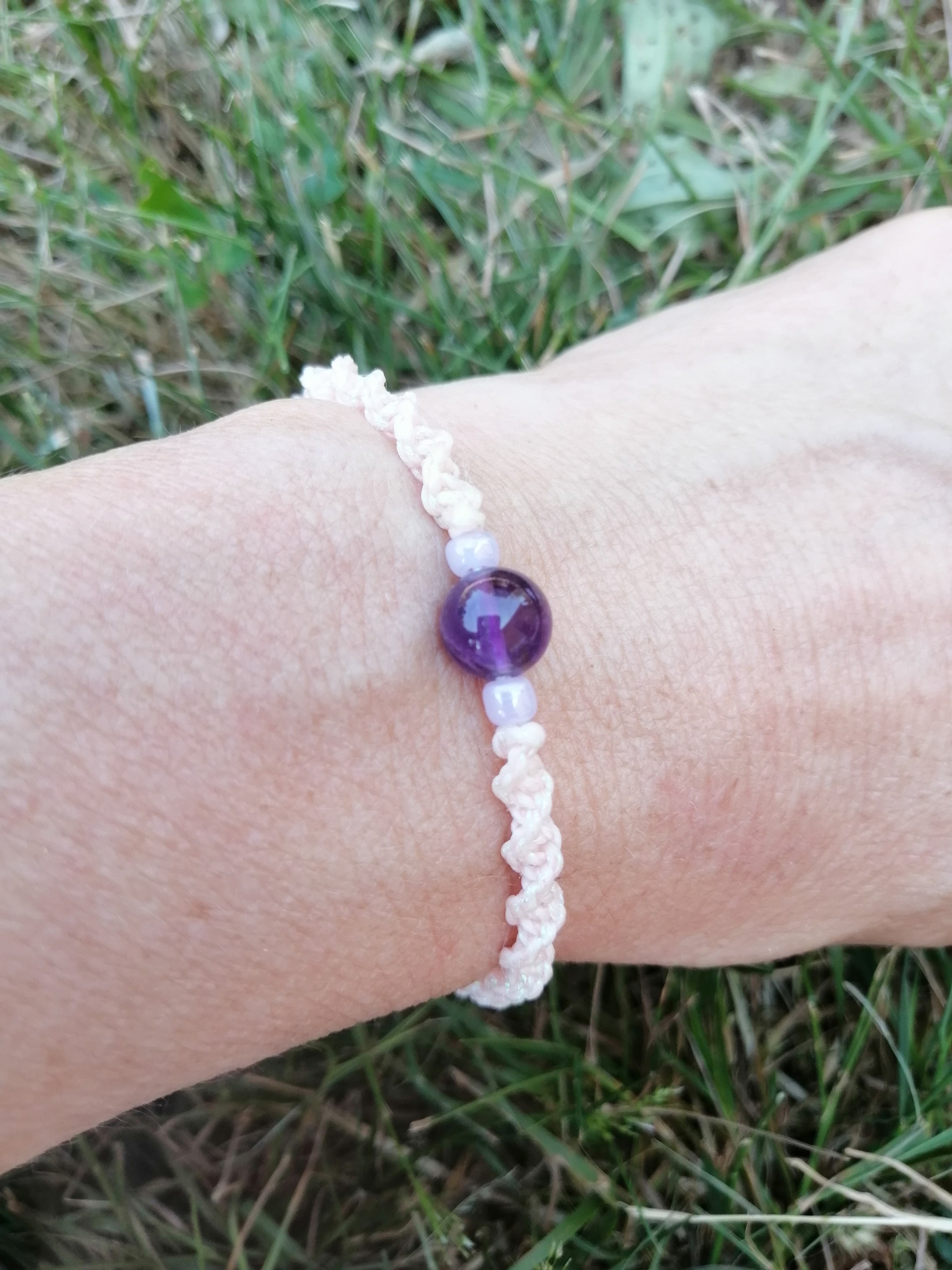 bracelet tissé à la main en micro macramé avec une perle en améthyste