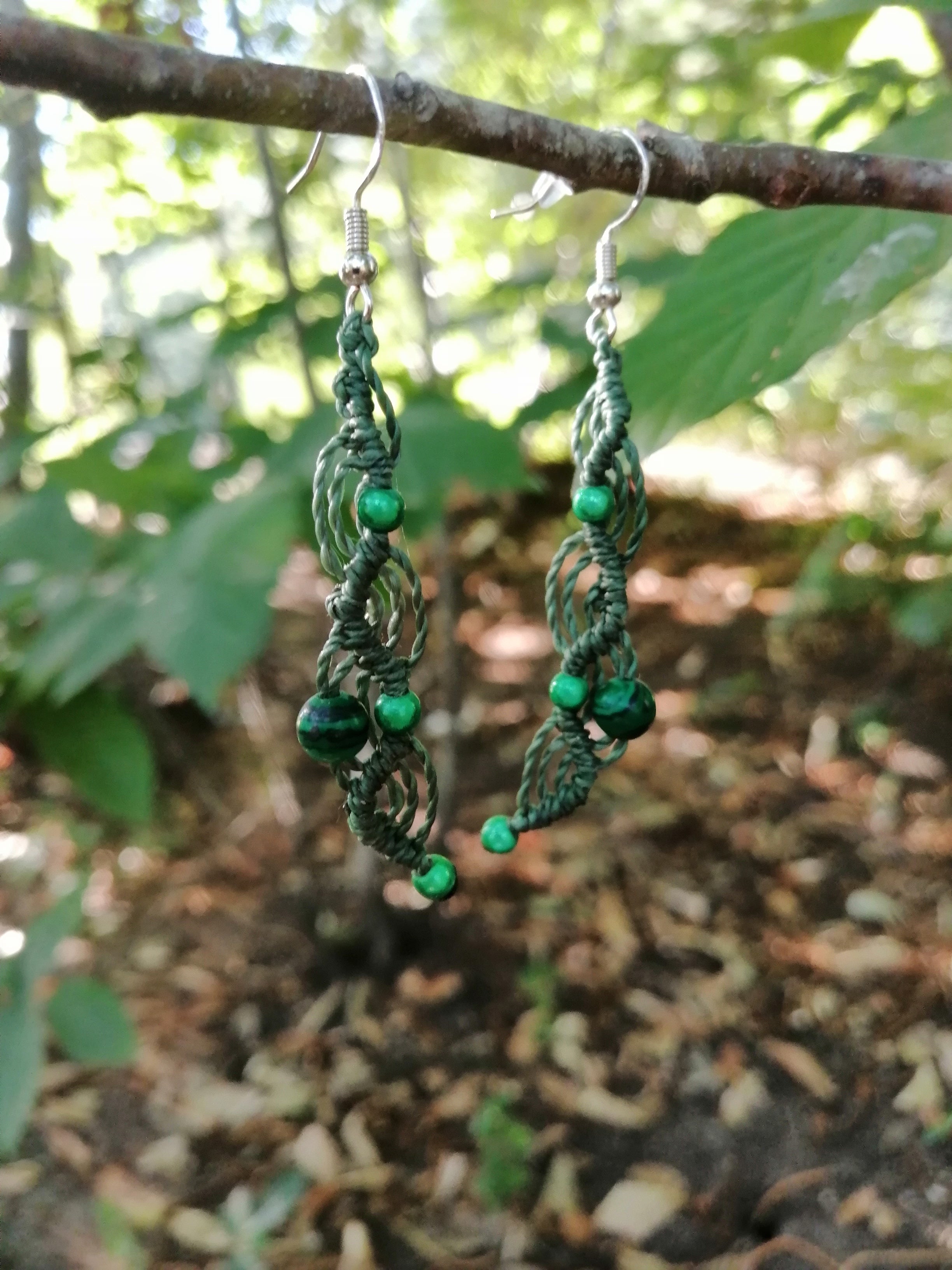 Boucle d'oreille tissé à la main  en micro macramé de couleur vert avec perle réfléchissante