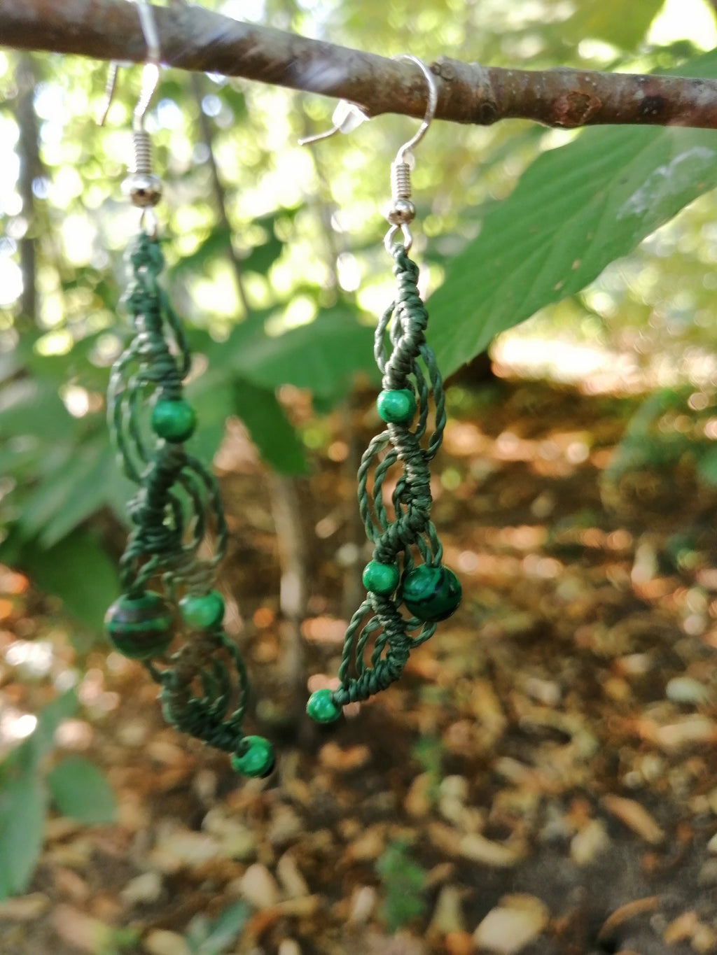 Boucle d'oreille tissé à la main  en micro macramé de couleur vert avec perle réfléchissante