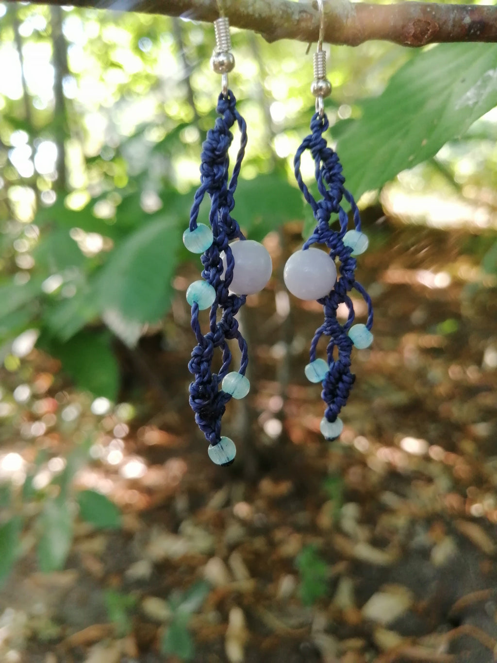 Boucles d'oreilles  tissé à la main en micro macramé, longues de couleur bleu marine , perles fantaisie