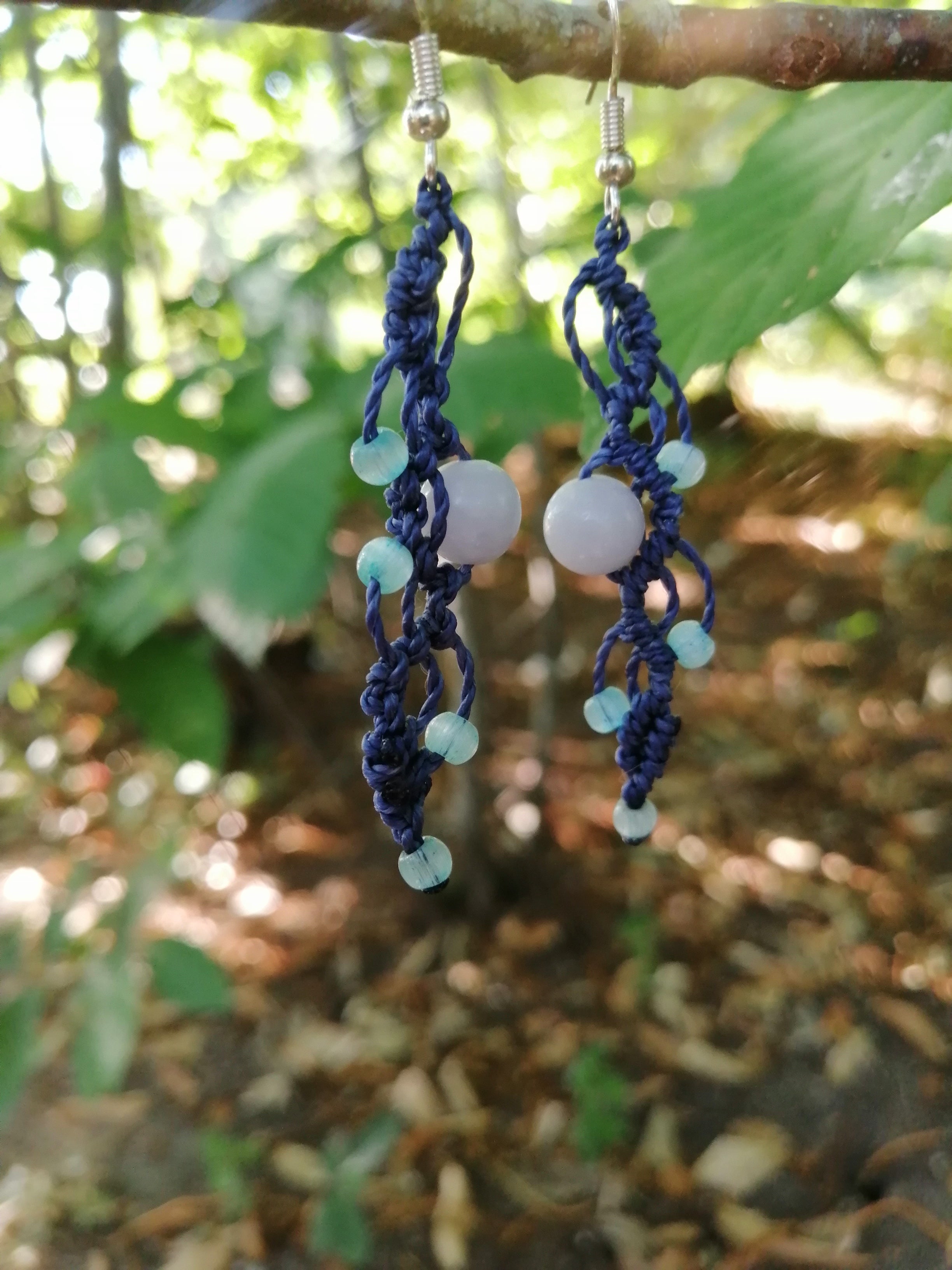 Boucles d'oreilles  tissé à la main en micro macramé, longues de couleur bleu marine , perles fantaisie