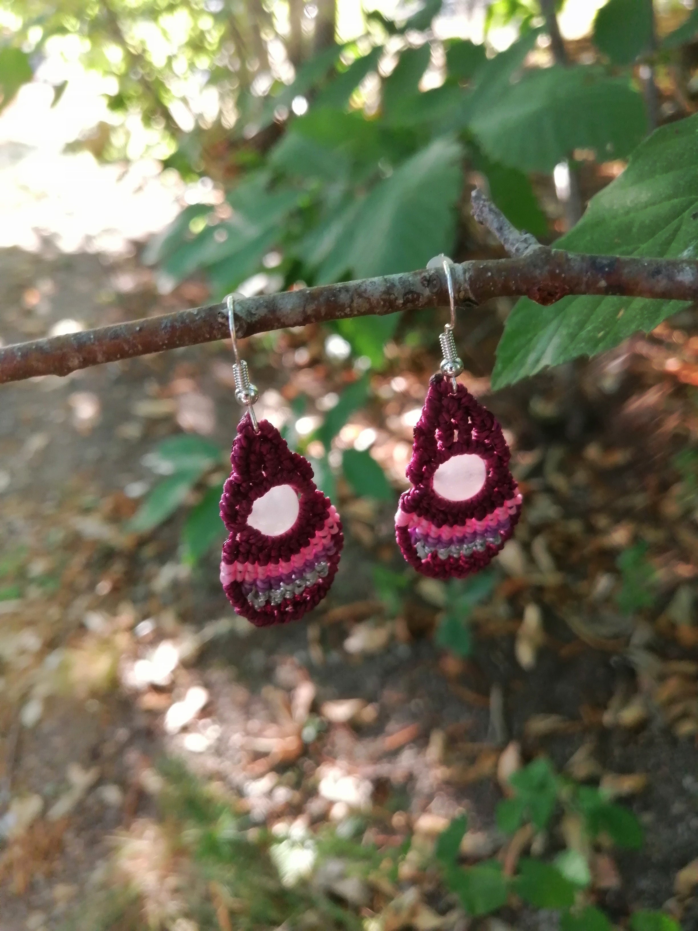 boucle d'oreille tissé à la main en micro macramé avec perle en quartz rose