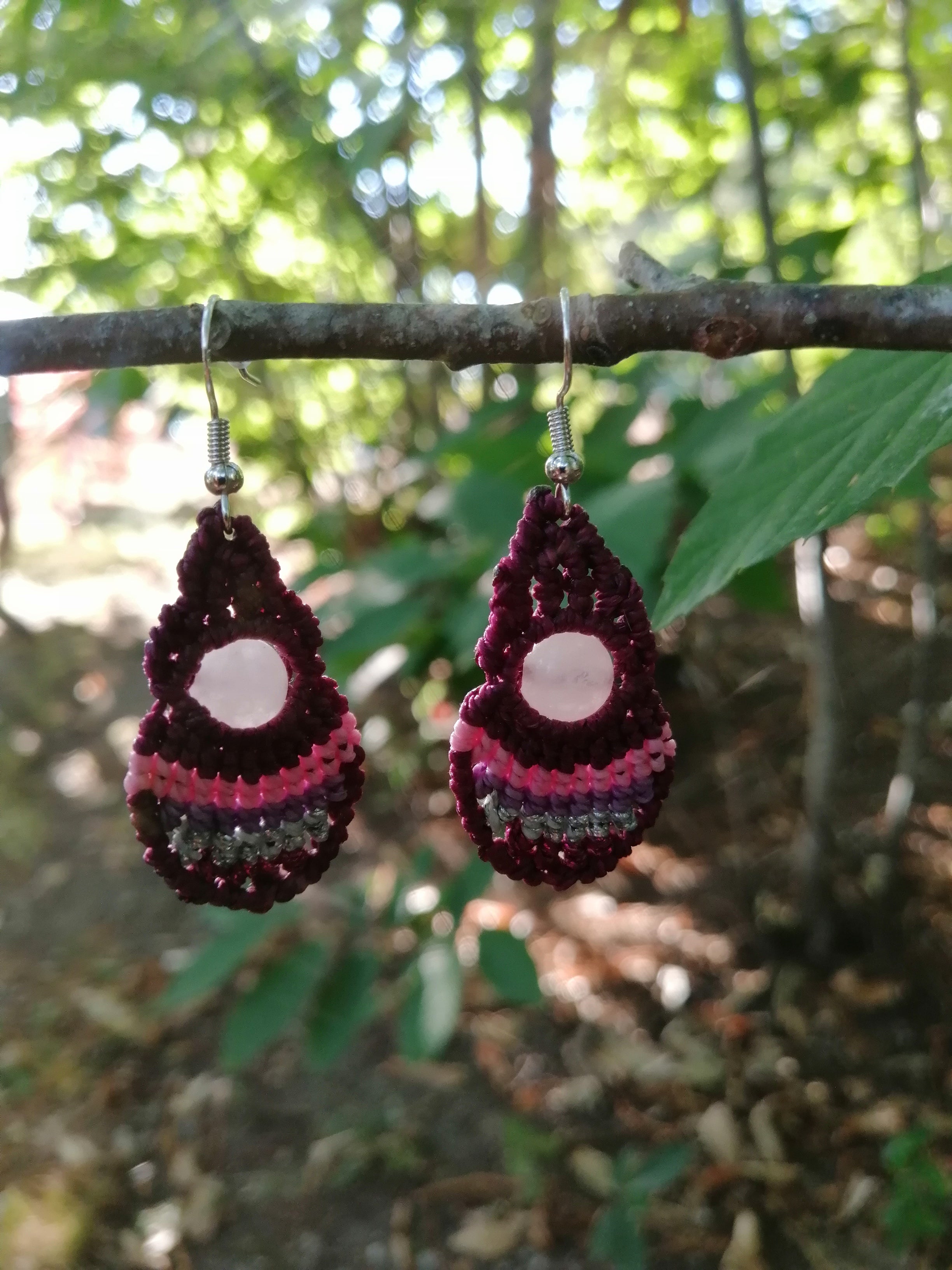 boucle d'oreille tissé à la main en micro macramé avec perle en quartz rose