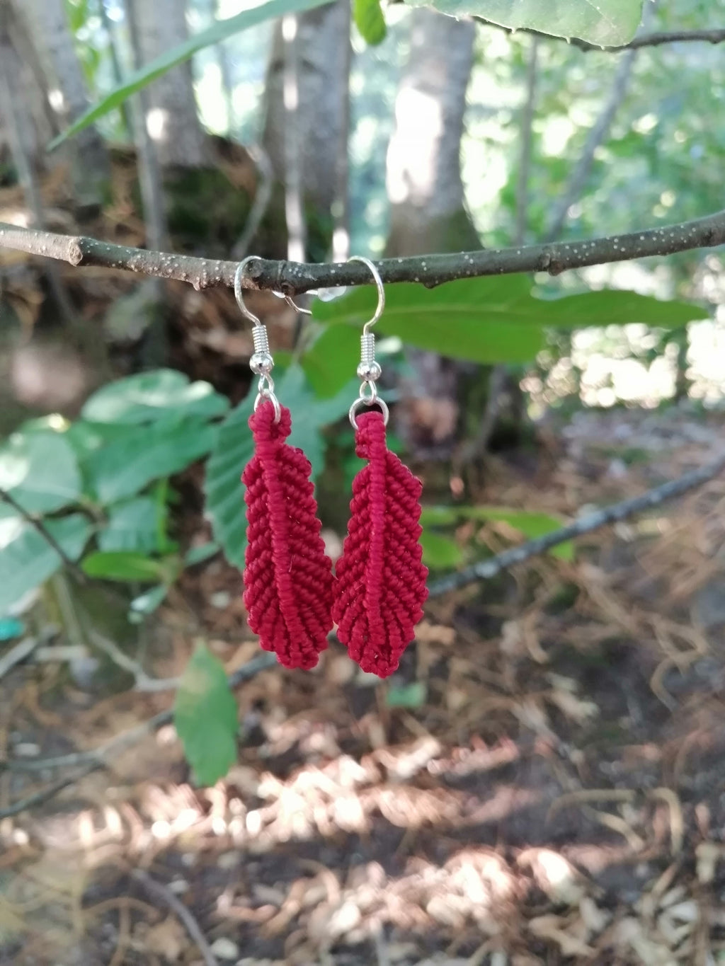 Boucle d'oreille plume, en micro macramé rouge