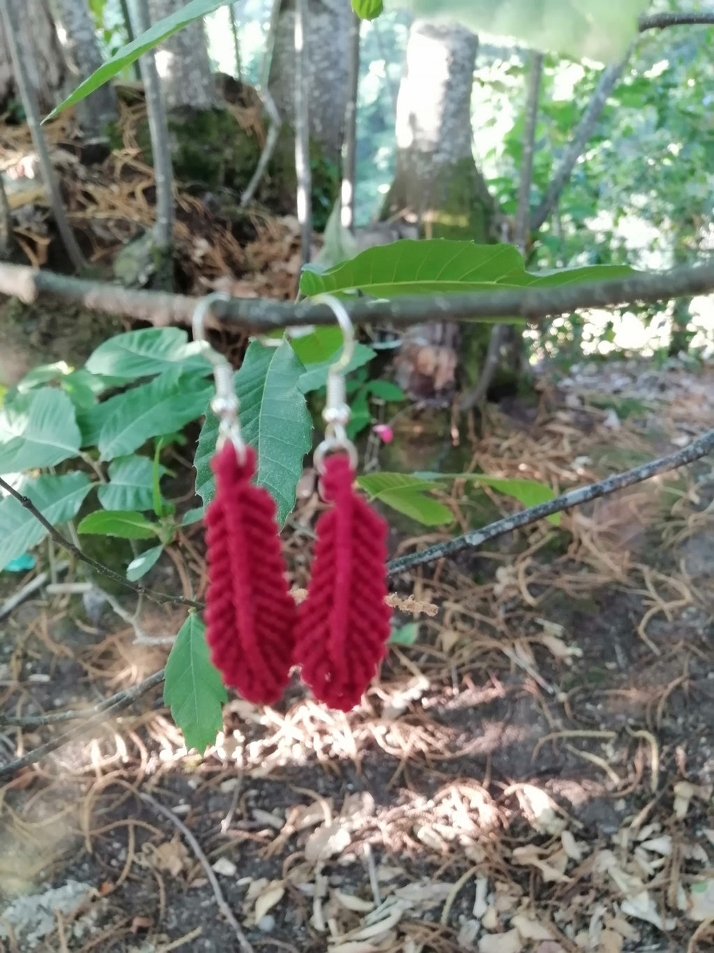 Boucle d'oreille plume, en micro macramé rouge