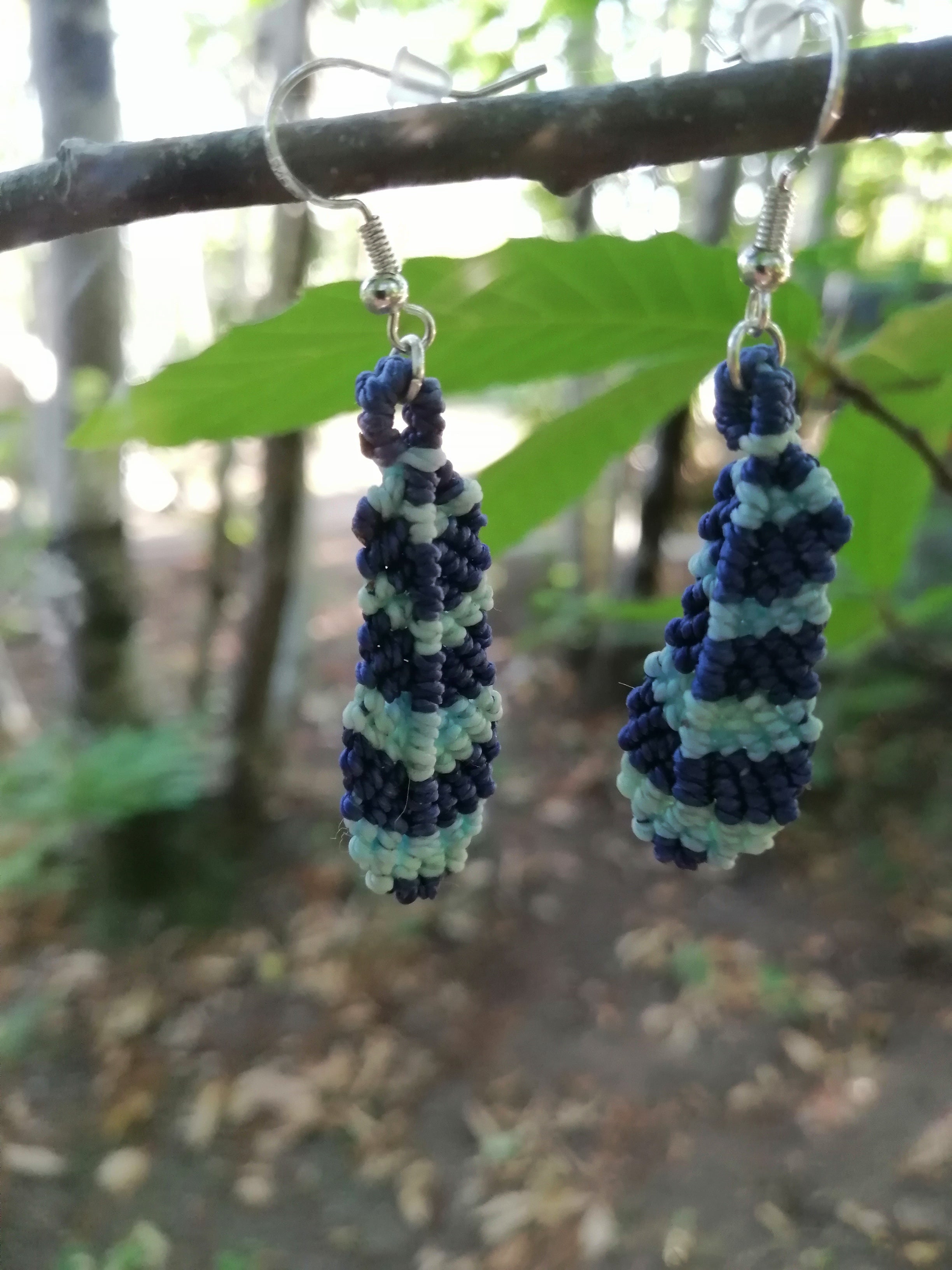 Boucle d'oreille plume, en micro macramé bleu et azur