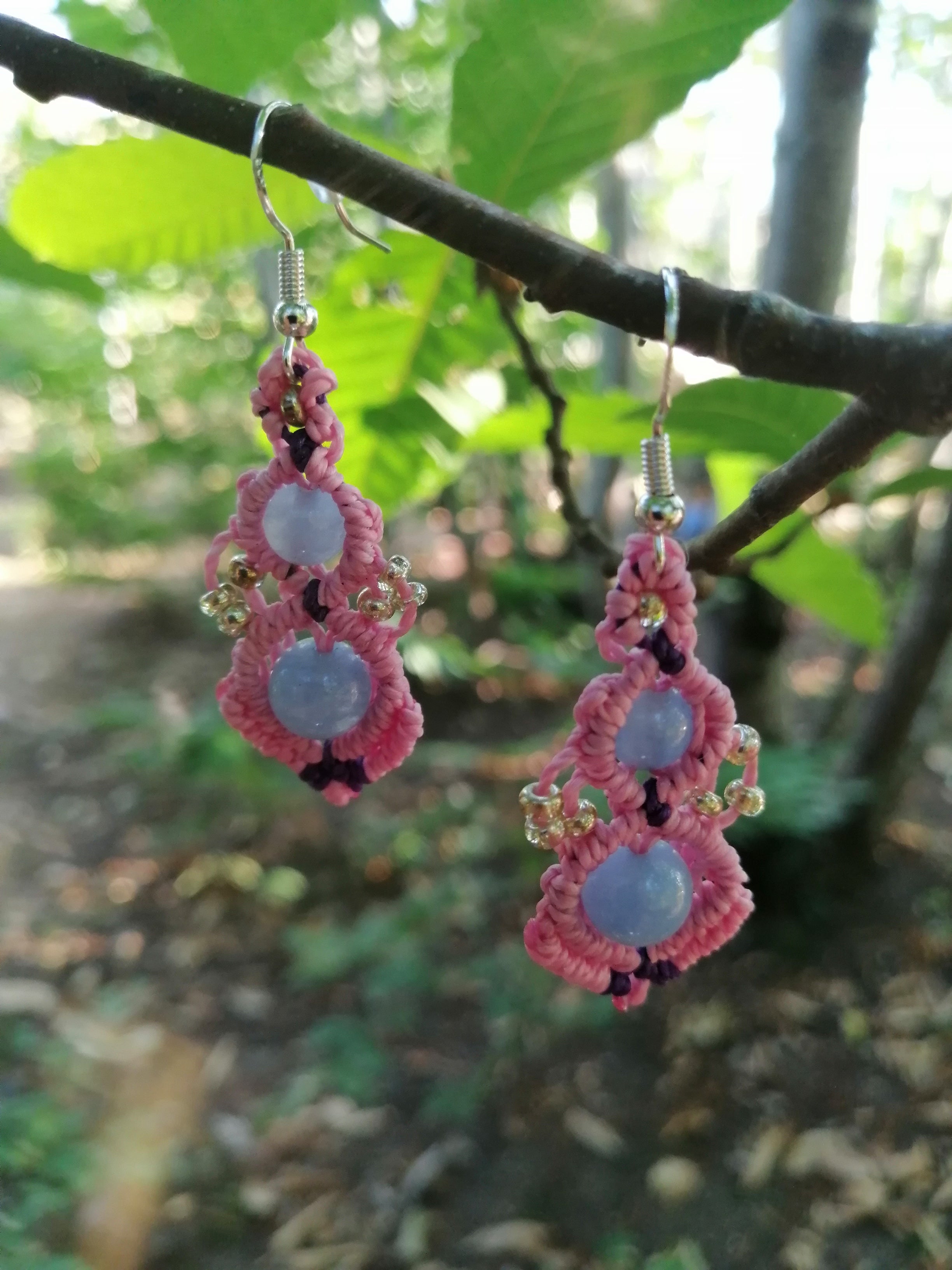 Boucles d'oreille tissé à la main en micro macramé de couleur rose  avec deux perles bleue
