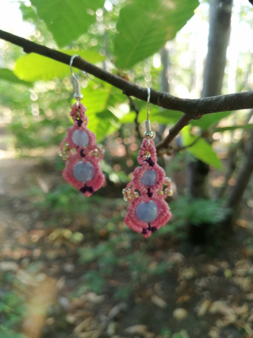 Boucles d'oreille tissé à la main en micro macramé de couleur rose  avec deux perles bleue