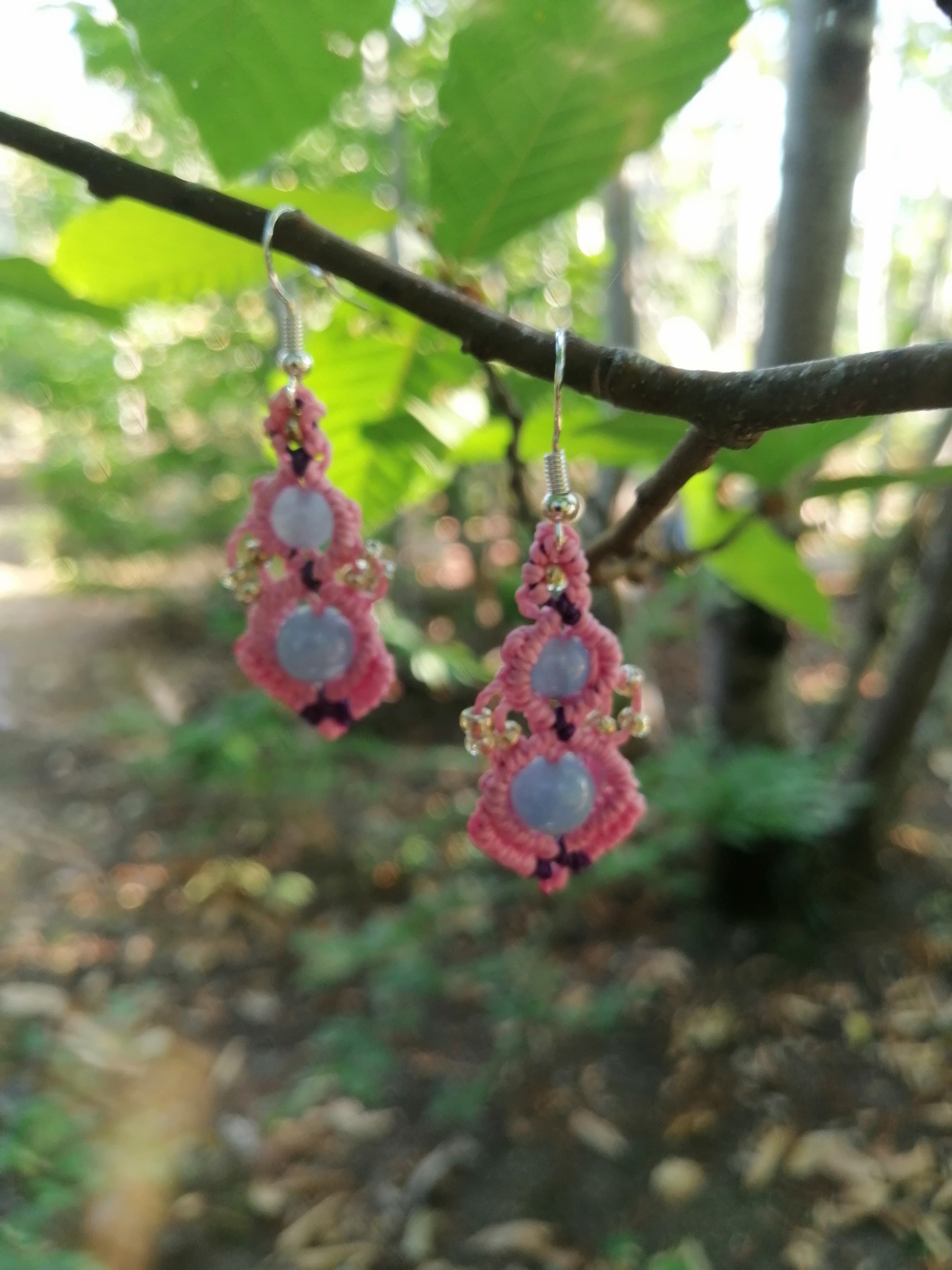Boucles d'oreille tissé à la main en micro macramé de couleur rose  avec deux perles bleue