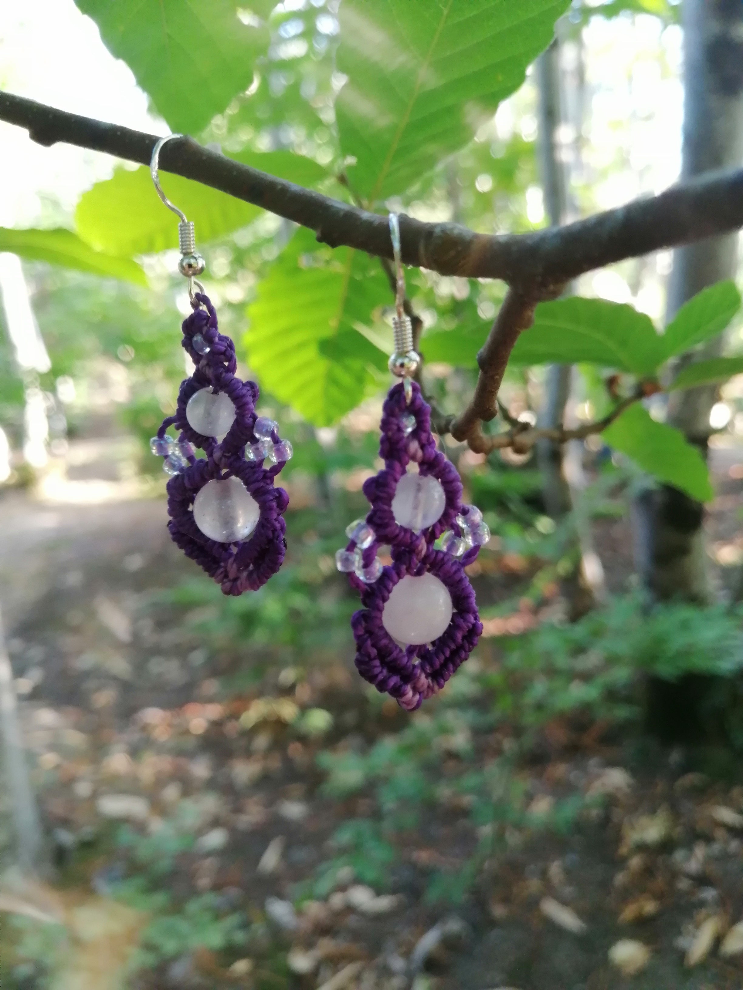 Boucles d'oreille en micro macramé violet et perle en quartz rose.