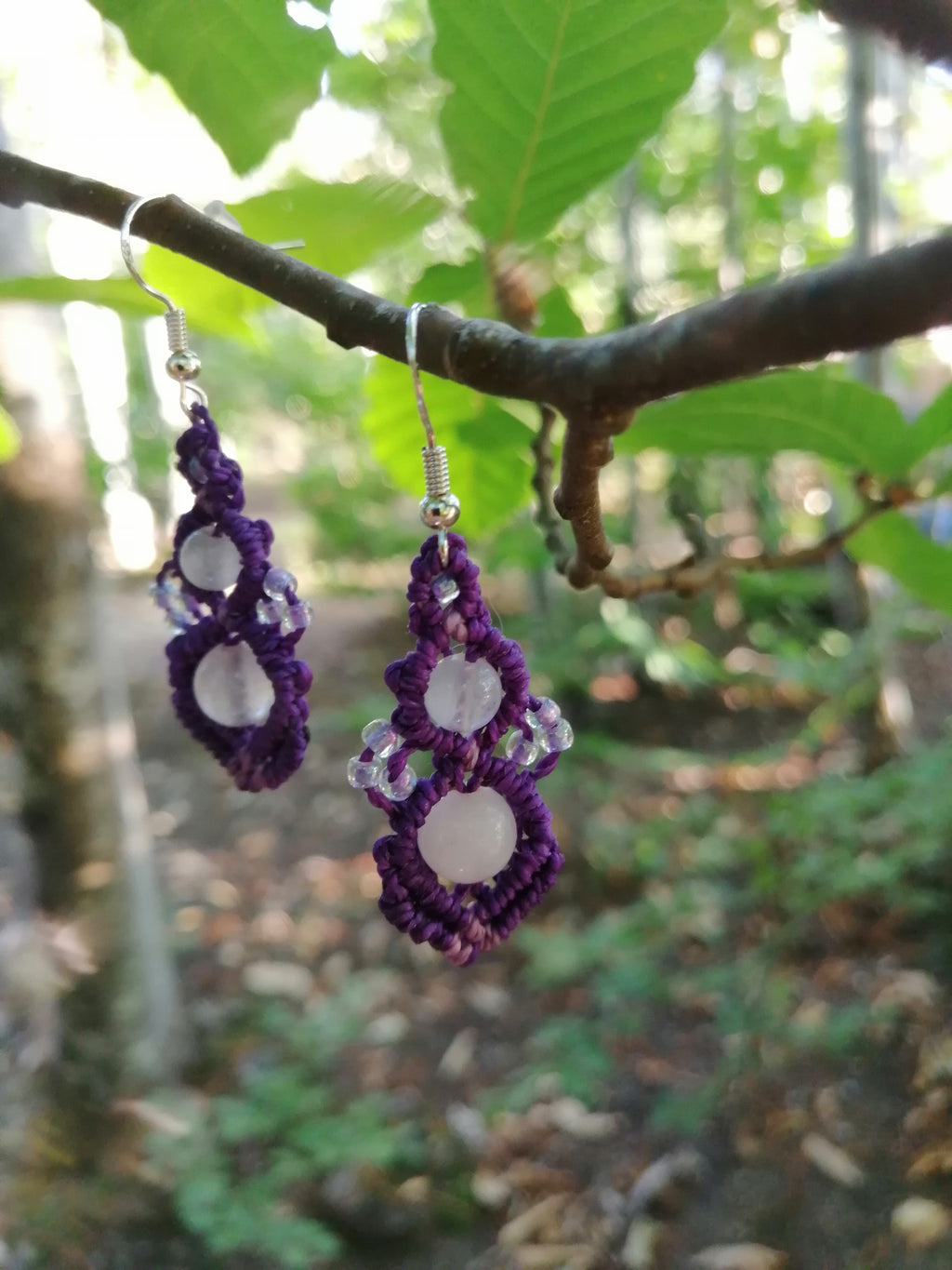 Boucles d'oreille en micro macramé violet et perle en quartz rose.