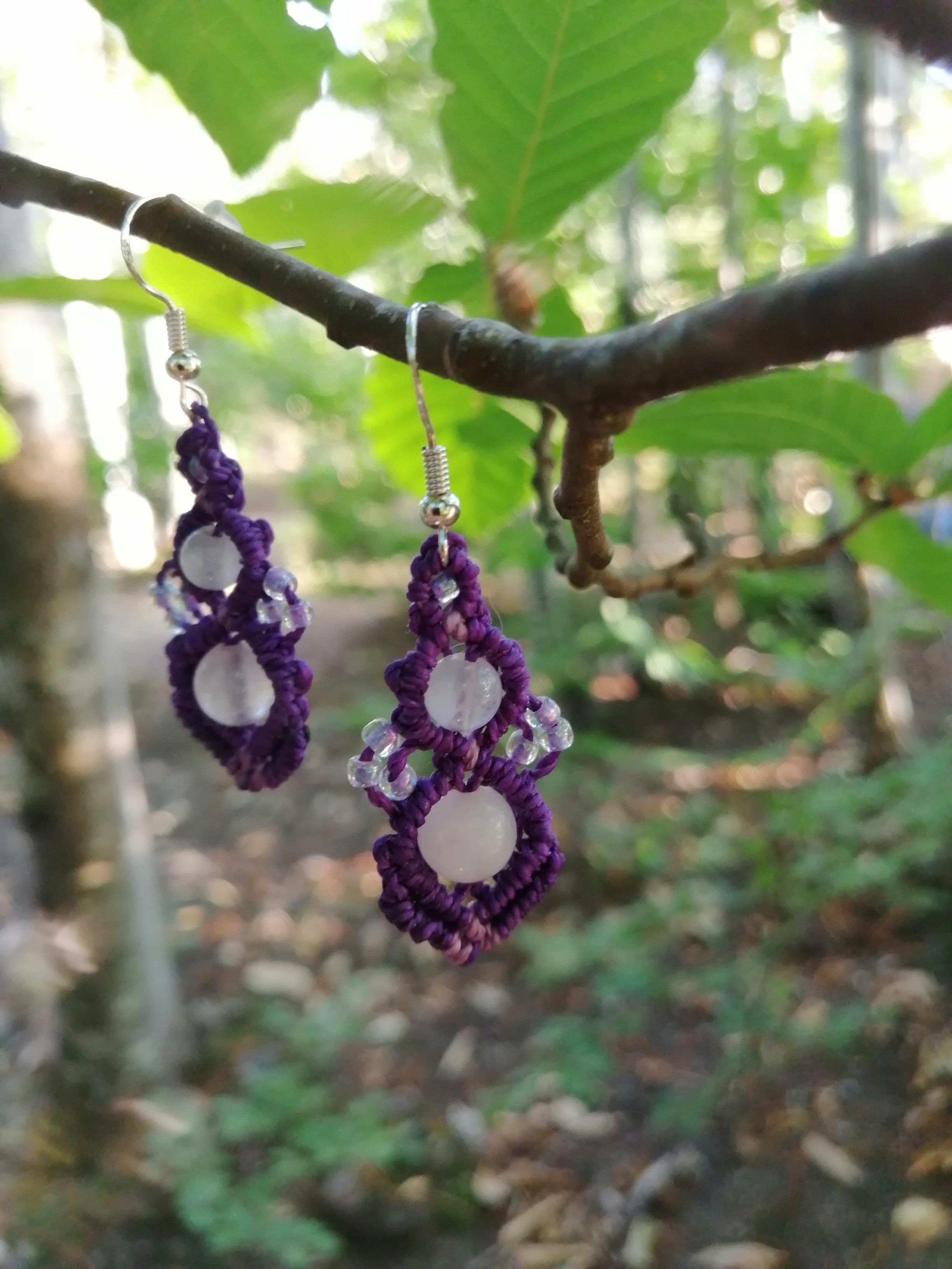 Boucles d'oreille en micro macramé violet et perle en quartz rose.