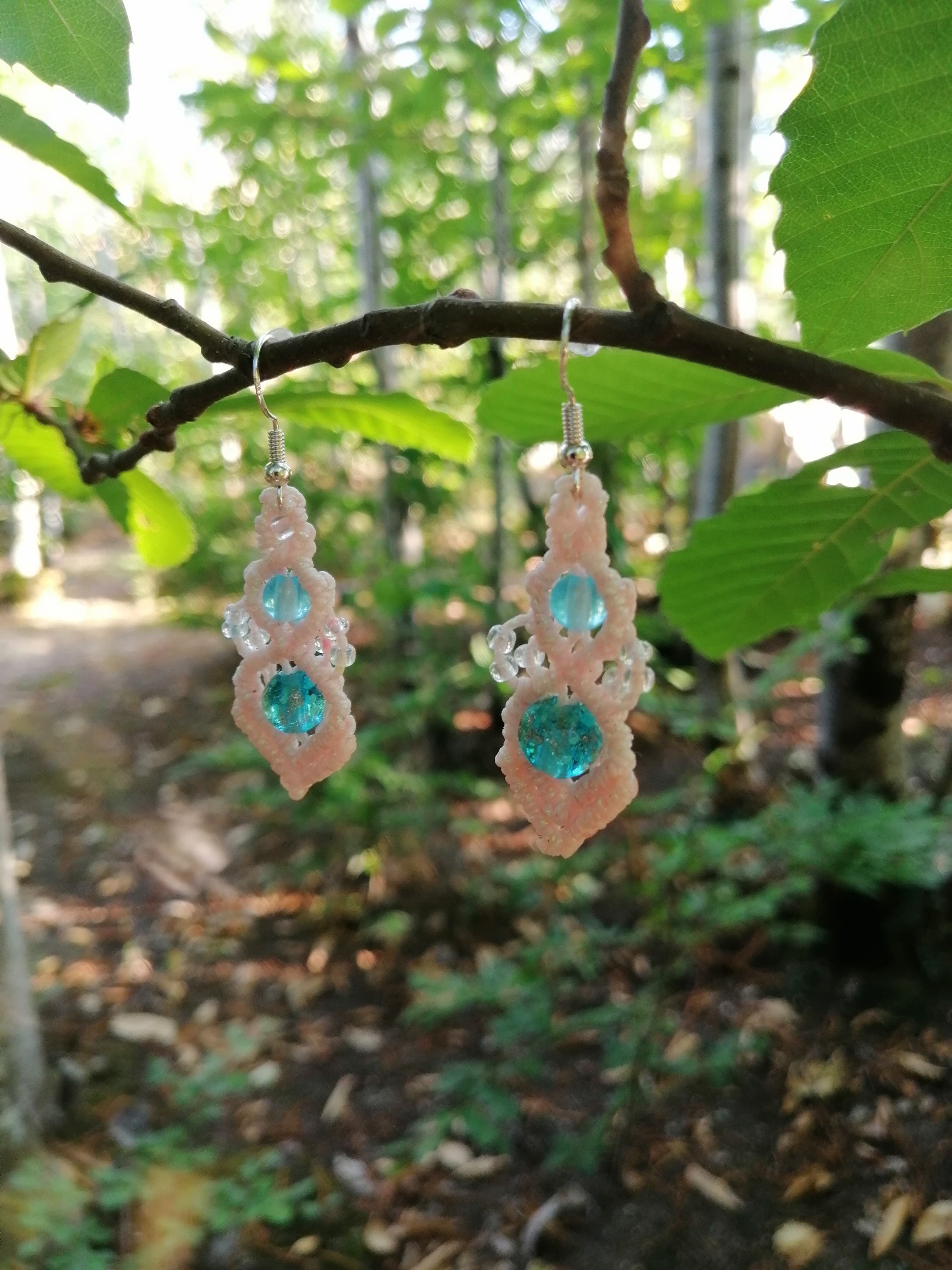 Boucle d'oreille tissé à la main en micro macramé de couleur rose avec des perles fluorescentes