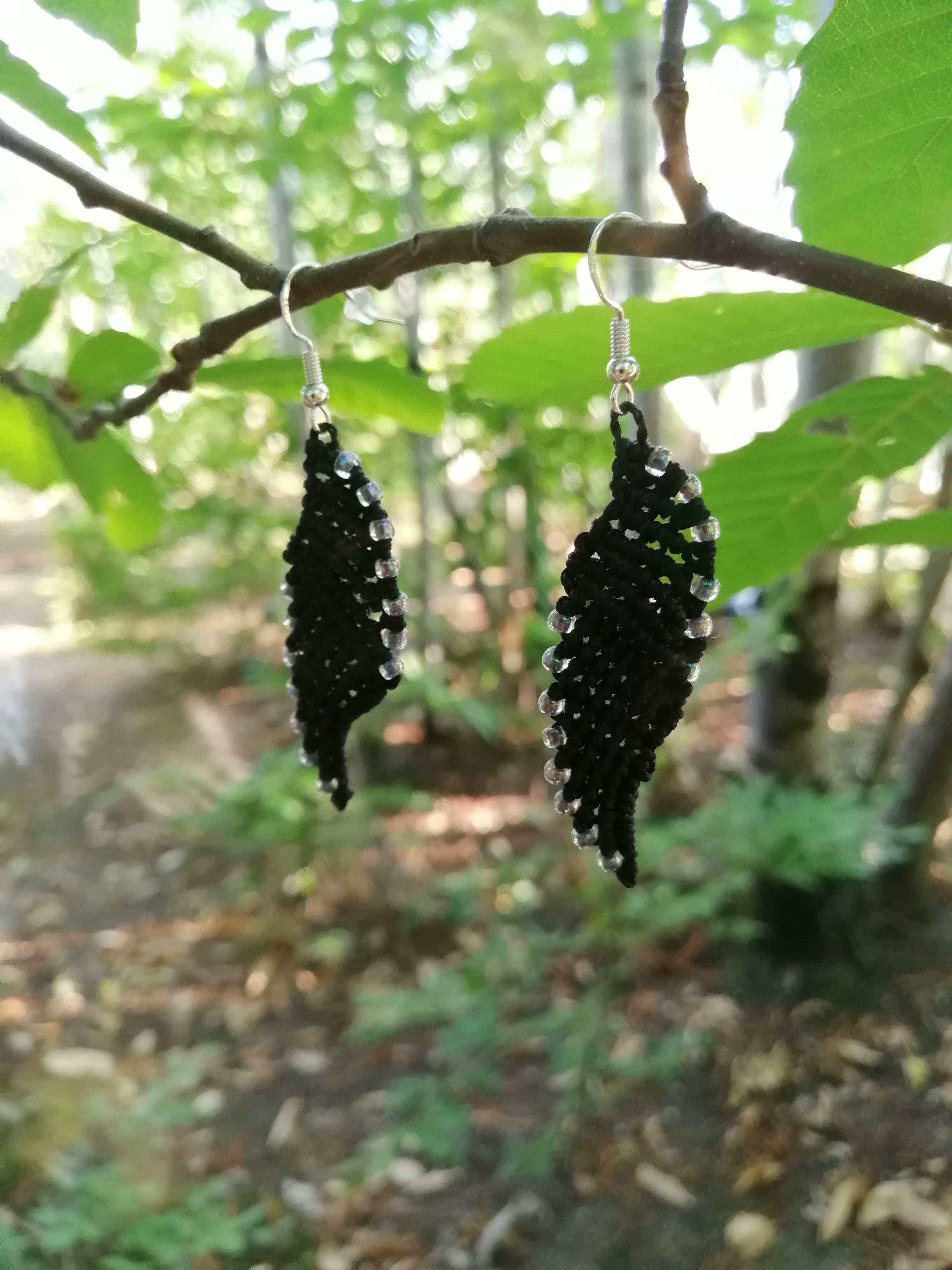 Boucles d'oreille ailes d'ange, tissé à la main en micro macramé de couleur  noir avec des  perles de rocaille.