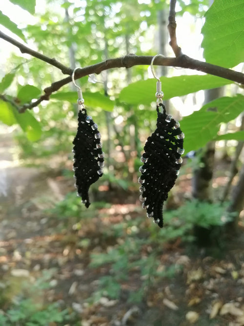 Boucles d'oreille ailes d'ange, tissé à la main en micro macramé de couleur  noir avec des  perles de rocaille.