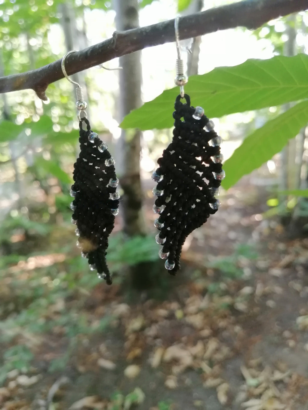 Boucles d'oreille ailes d'ange, tissé à la main en micro macramé de couleur  noir avec des  perles de rocaille.