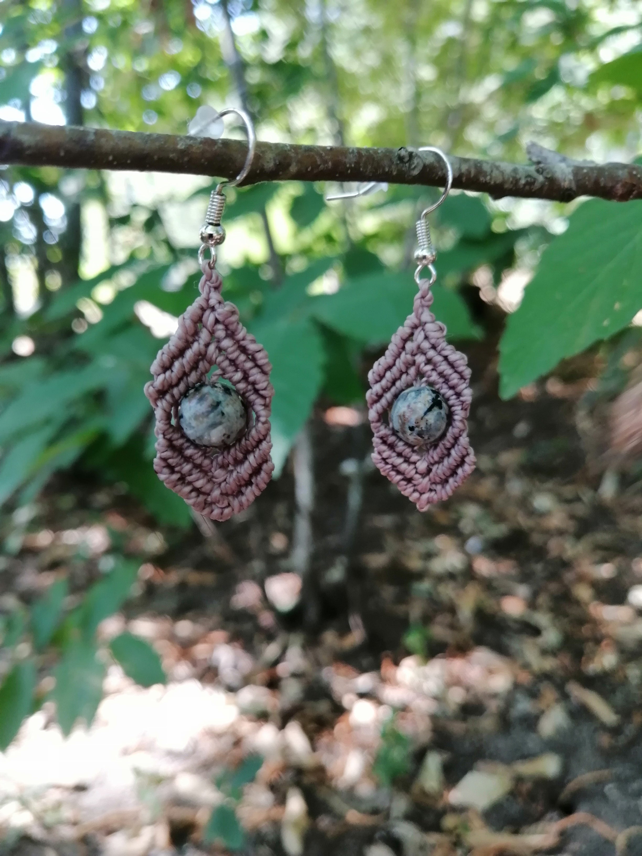 Boucles d'oreille tissé à la main en micro macramé de couleur taupe avec une perle en yooperlite