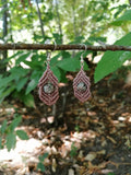 Boucles d'oreille tissé à la main en micro macramé de couleur taupe avec une perle en yooperlite