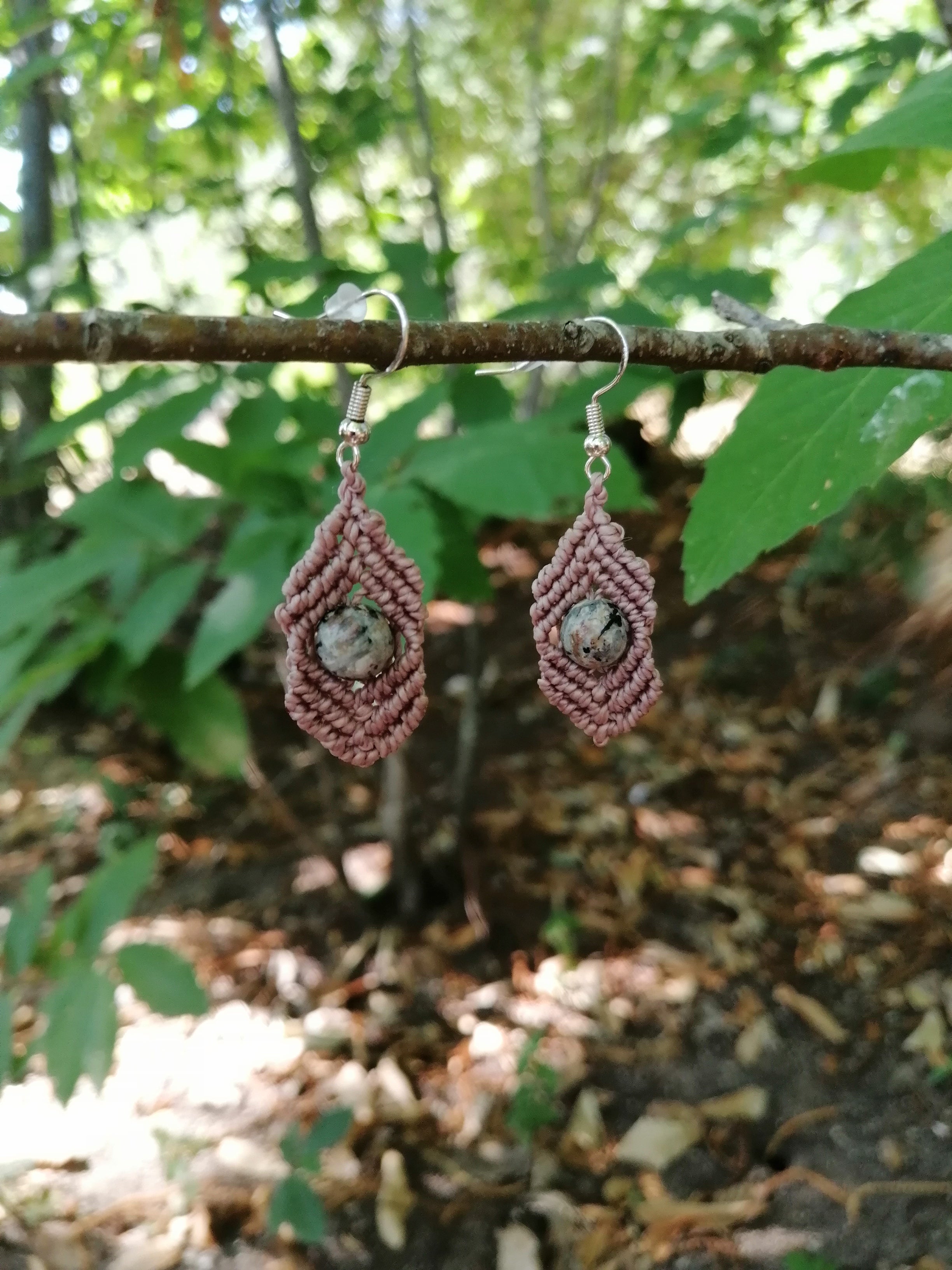 Boucles d'oreille tissé à la main en micro macramé de couleur taupe avec une perle en yooperlite