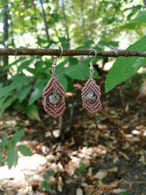 Boucles d'oreille tissé à la main en micro macramé de couleur taupe avec une perle en yooperlite