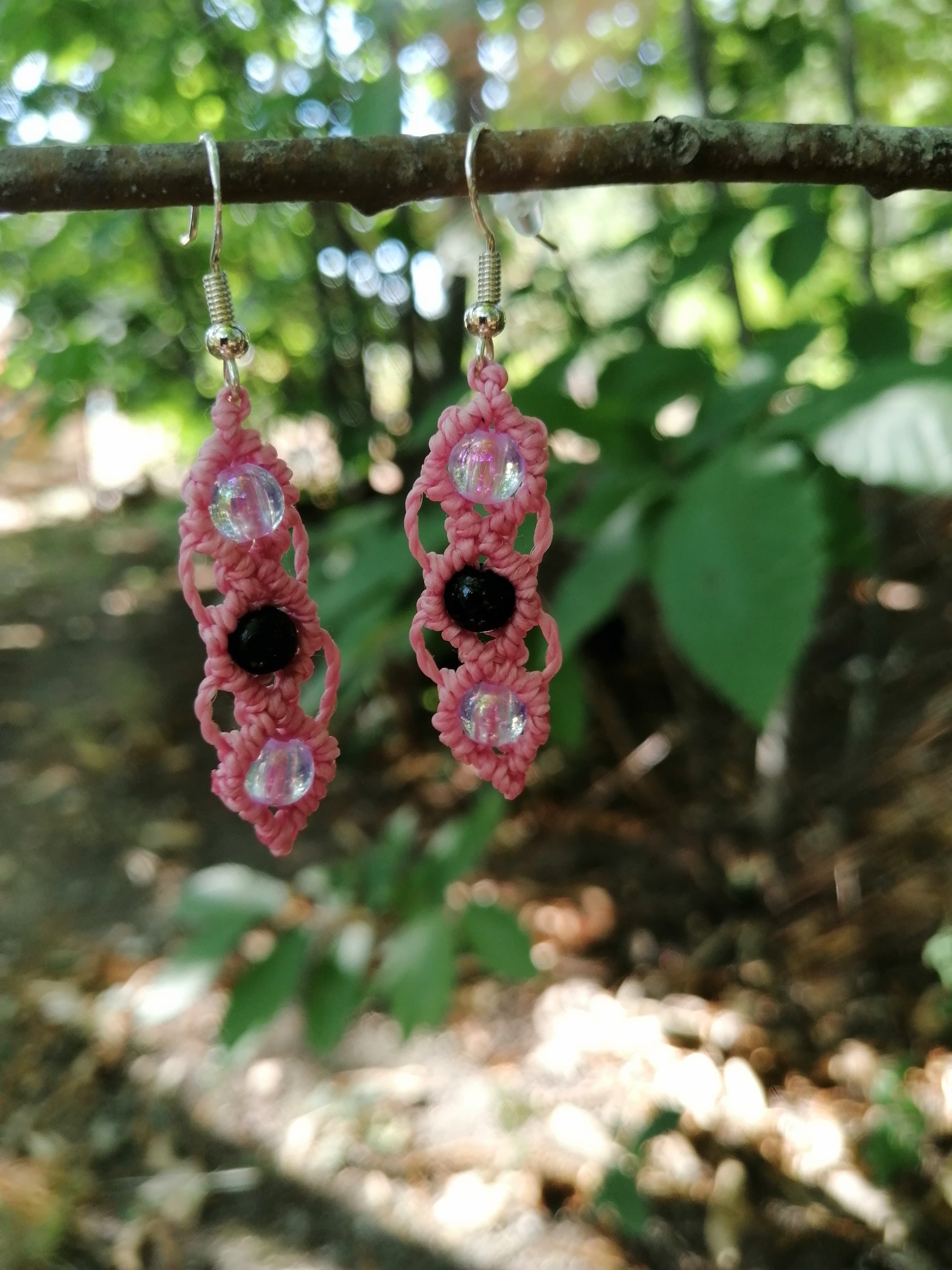 Boucles d'oreille tissé à la main en micro macramé de  couleur bois de rose aves trois perles en acrylique.