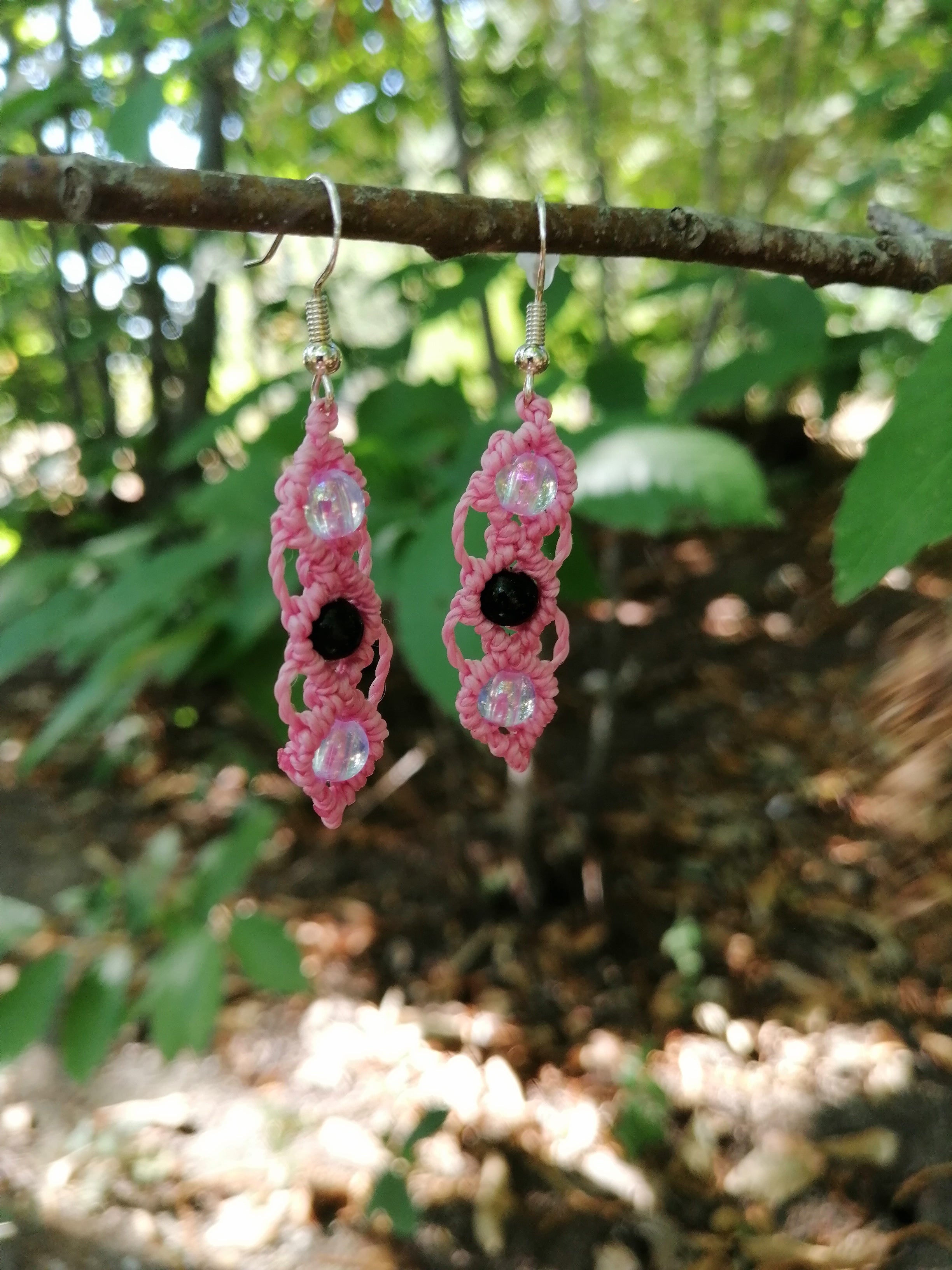 Boucles d'oreille tissé à la main en micro macramé de  couleur bois de rose aves trois perles en acrylique.