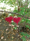 boucle d'oreille tissé à la main en micro macramé de couleur rouge foncé avec perles de rocailles