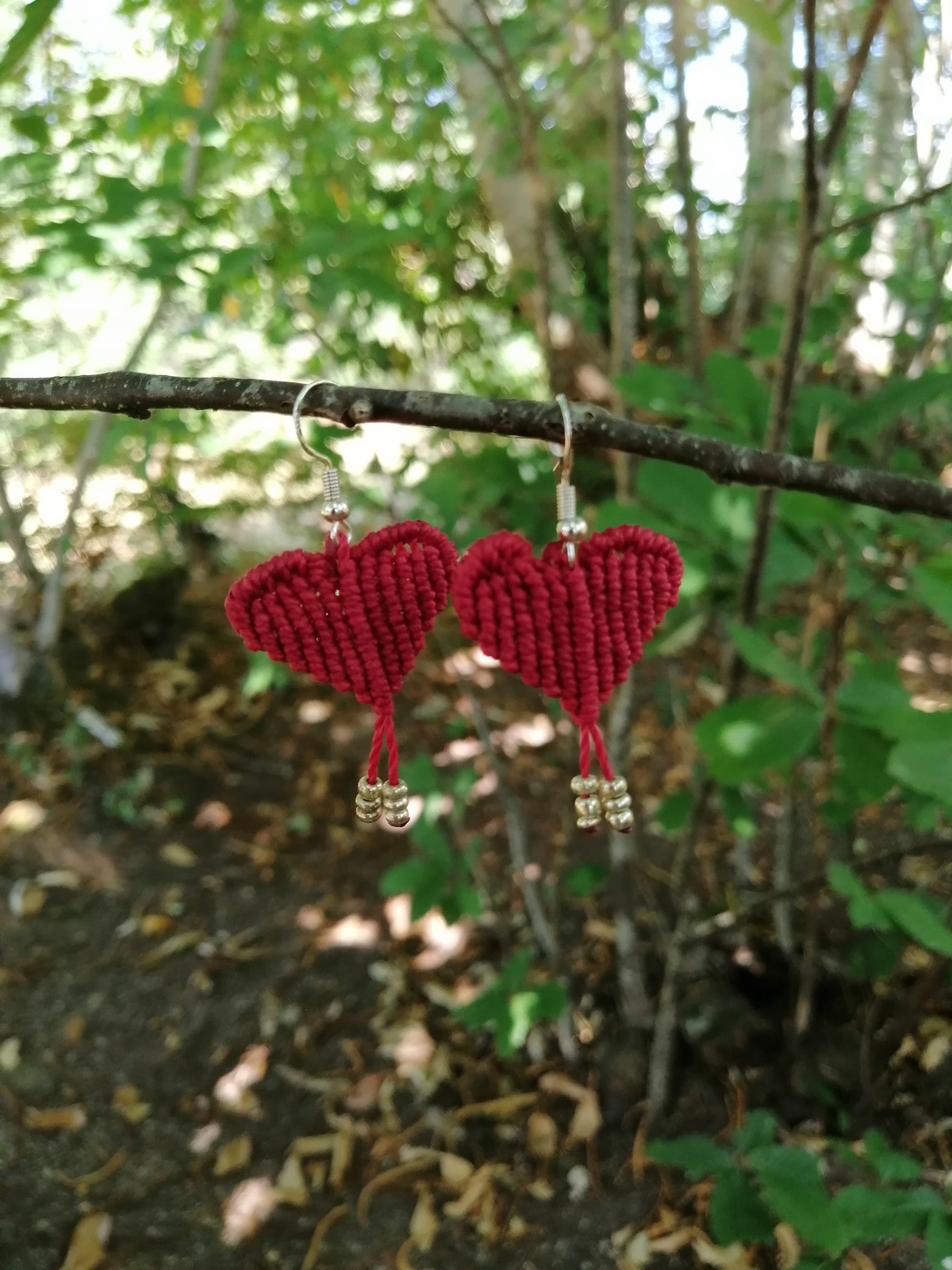 boucle d'oreille tissé à la main en micro macramé de couleur rouge foncé avec perles de rocailles