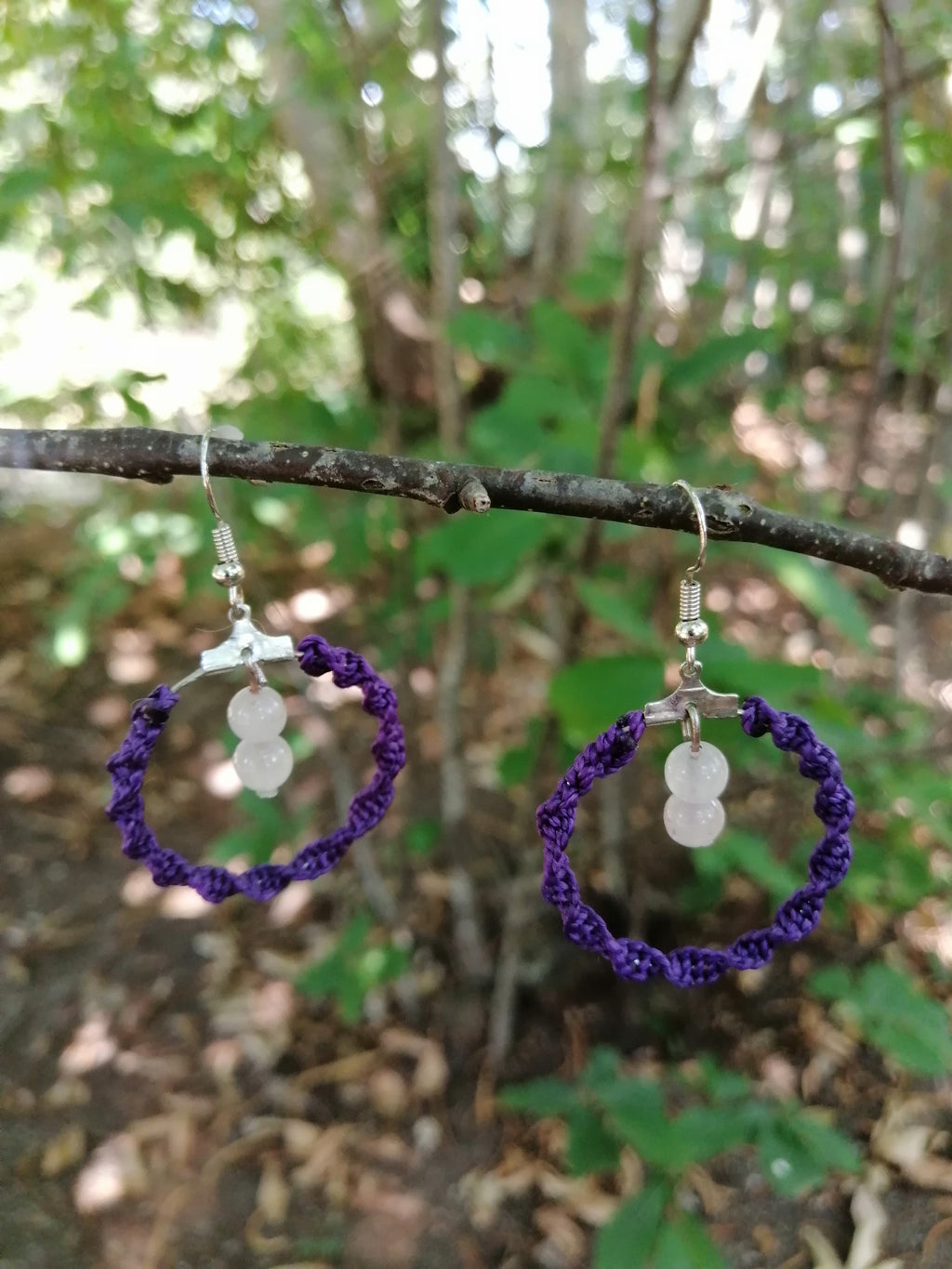 boucle d'oreille tissé à la main en micro macramé de couleur violet avec de perles de 6mm en quartz rose