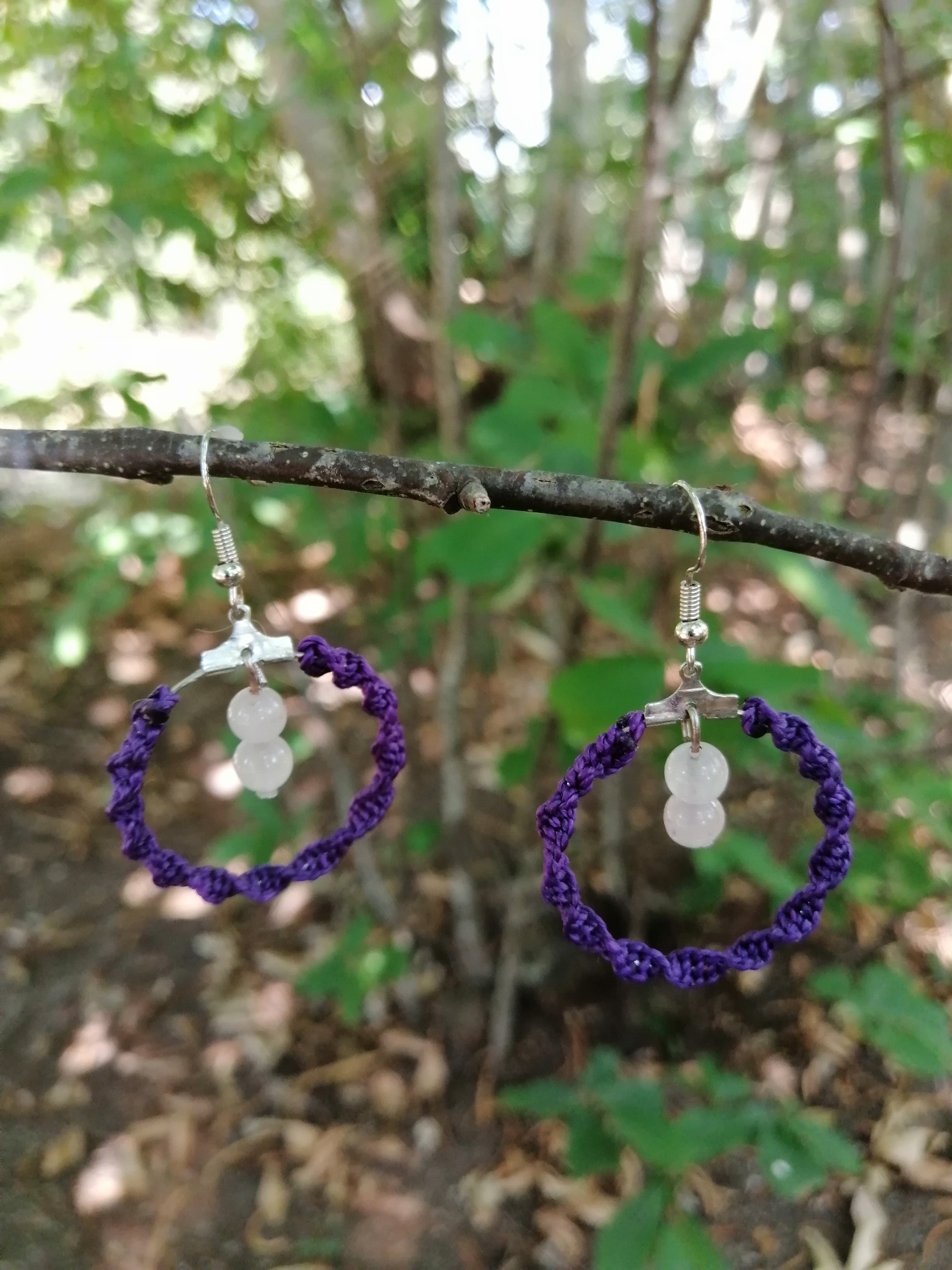 boucle d'oreille tissé à la main en micro macramé de couleur violet avec de perles de 6mm en quartz rose