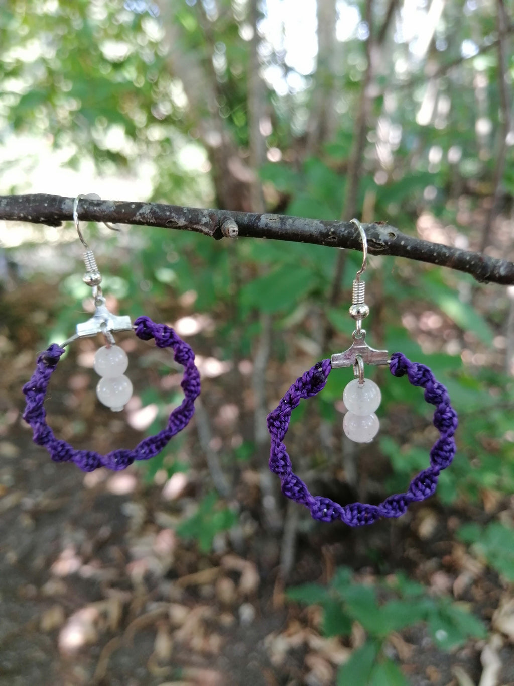 boucle d'oreille tissé à la main en micro macramé de couleur violet avec de perles de 6mm en quartz rose