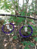 boucle d'oreille tissé à la main en micro macramé de couleur violet avec de perles de 6mm en quartz rose