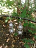 boucle d'oreille tissé à la main en micro macramé avec 2 perles de 8mm en howlite