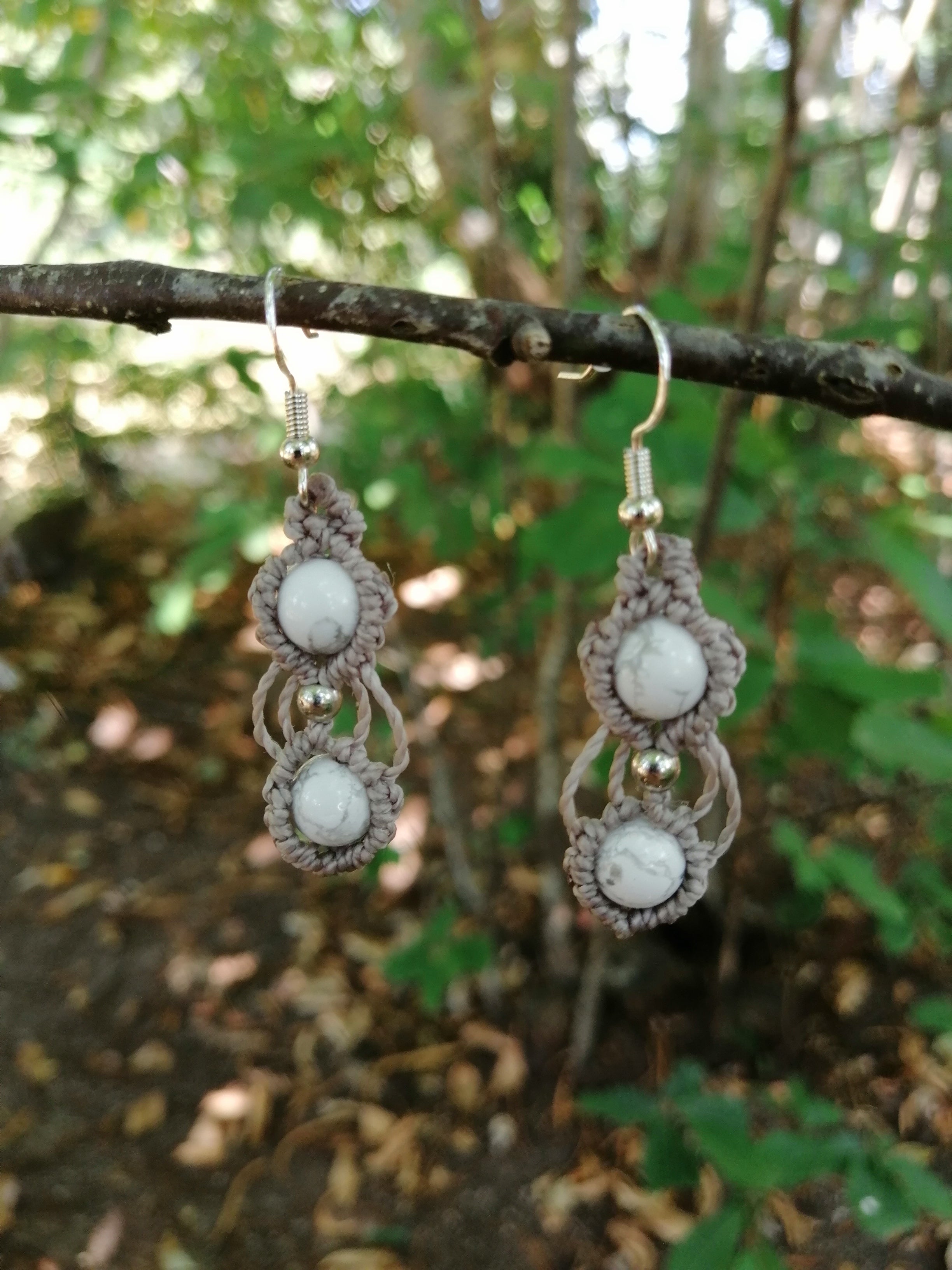 boucle d'oreille tissé à la main en micro macramé avec 2 perles de 8mm en howlite