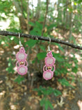 boucle d'oreille tissé à la main en micro macramé avec 2 perles de 8mm en quartz rose