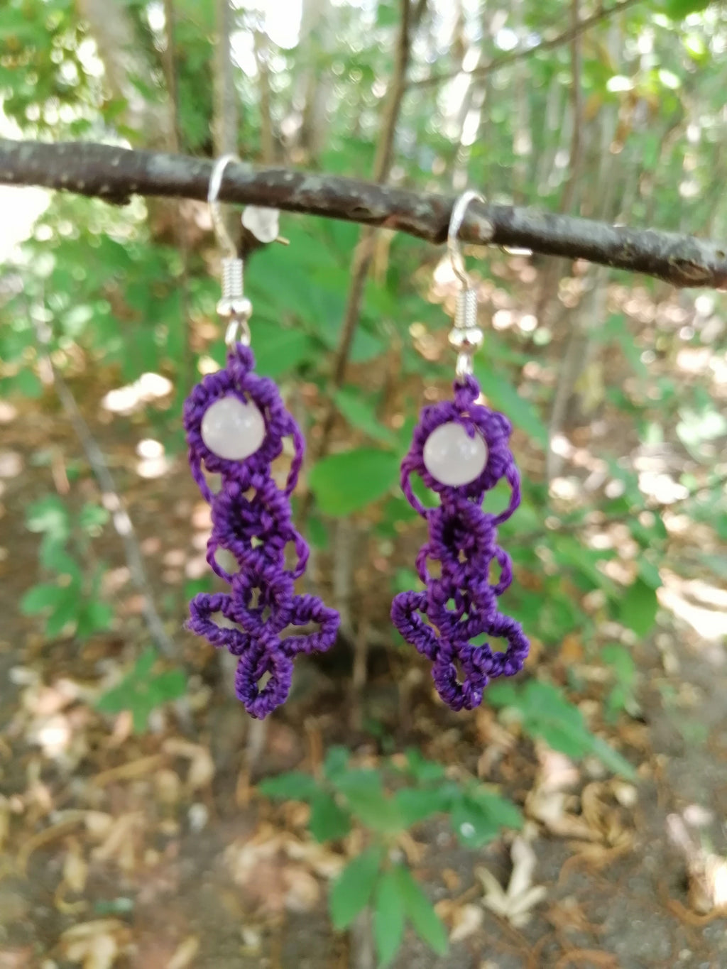 Boucles d'oreille tissé à la main en micro macramé de couleur violet  avec une perle en quartz rose de 6 mm