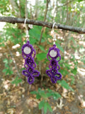 Boucles d'oreille tissé à la main en micro macramé de couleur violet  avec une perle en quartz rose de 6 mm